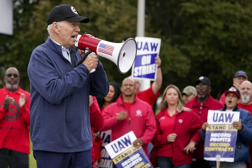 Biden Urges Striking Auto Workers to “Stick With It” in Picket Line Visit Unparalleled in History