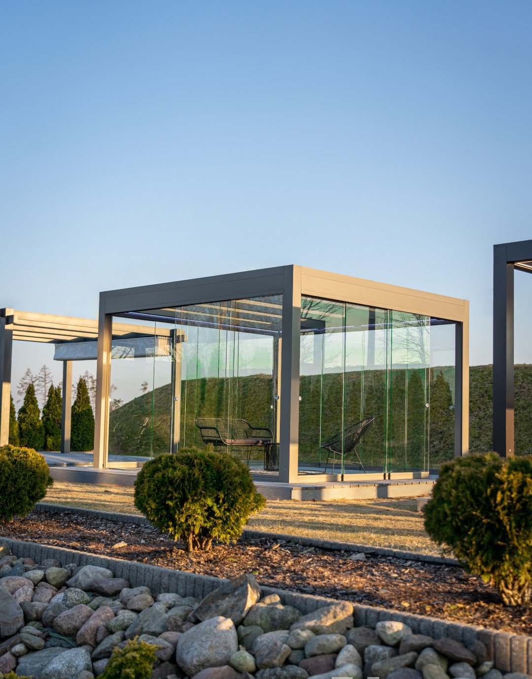 Perola_AYE_LP_Glasdak_vanafstand (Large).jpeg