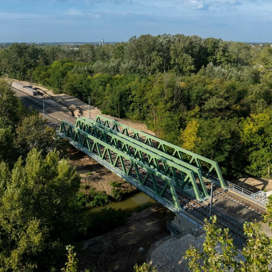 A Duna-Tisza Csatorna &uacute;jonnan &aacute;tadott r&aacute;csos tart&oacute;s ikerh&iacute;djai // Freshly completed twin-bridges on the Danube-Tisa Canal. 
 
Photos by Magyar &Eacute;p&iacute;tők
 
#railbridge #bridgedesign #specialterv #magyarepi