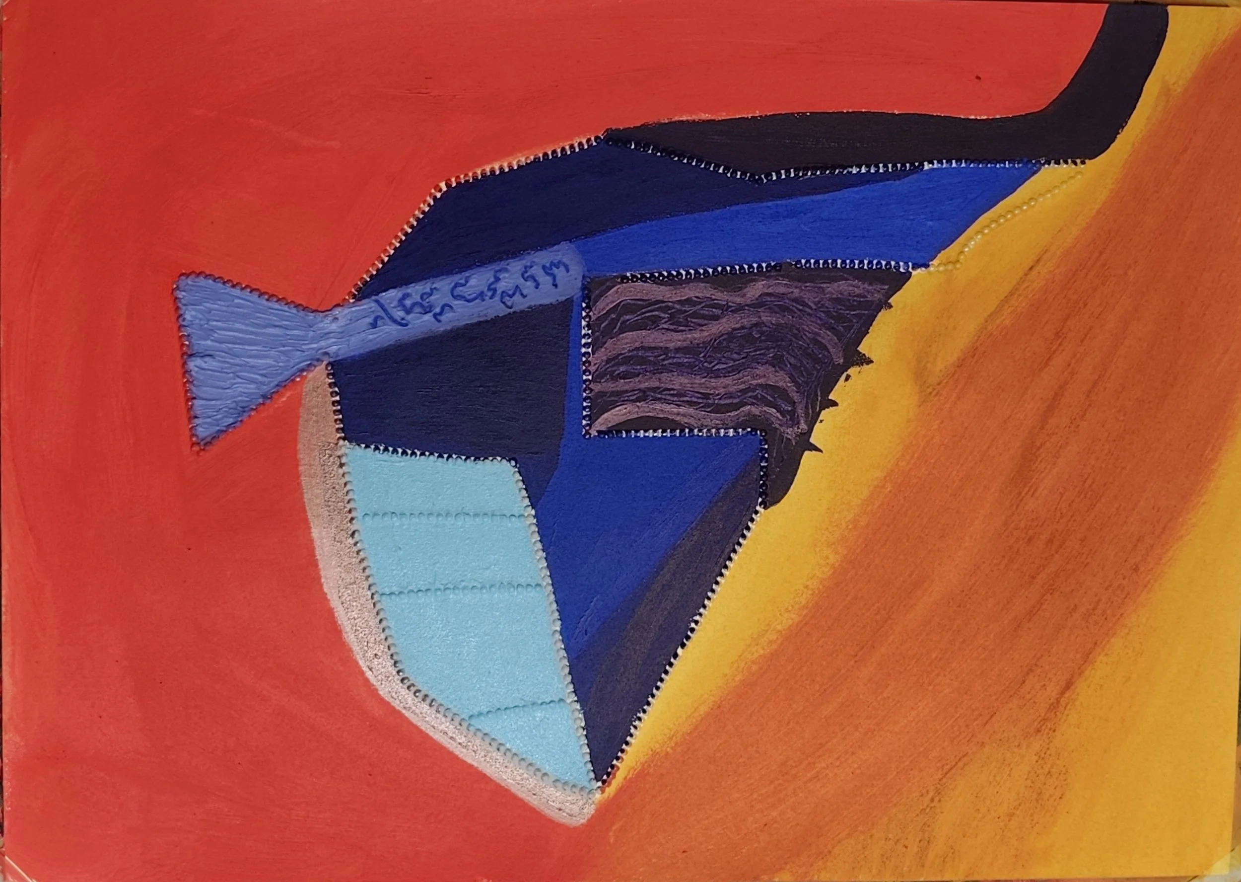 Abstraktes Gemälde mit geometrischen Formen in Blau, Schwarz, Grau, Hellblau, Weiß, auf rotem Hintergrund mit gelber und oranger Farbfächer.