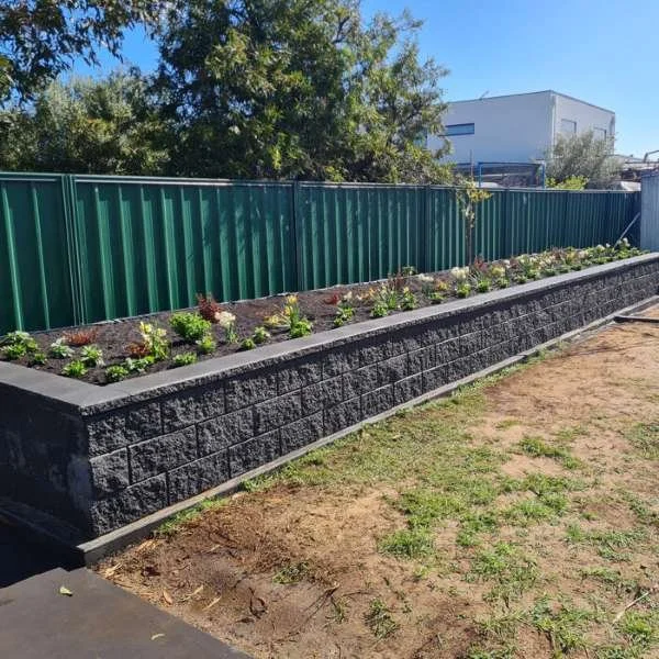 Easy-Wall-Block-Retaining-Wall-Versa-Cap-Charcoal-Michael-Nargy-700x700.jpg