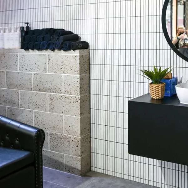 wall with Honed Block Ivory River Gravel