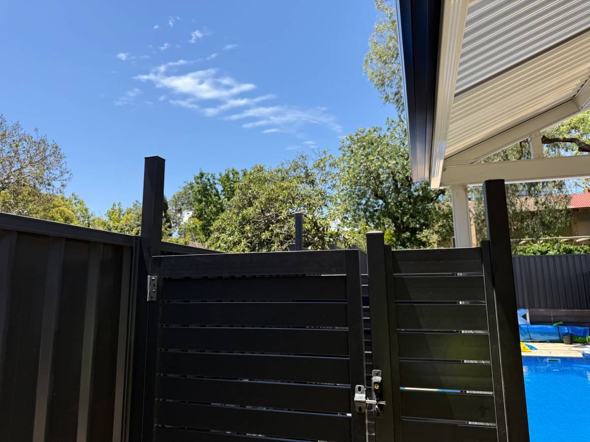 Horizontal Aluminium slats 90mm + 0.9mm gap + Pedestrian Gate with double key Lock