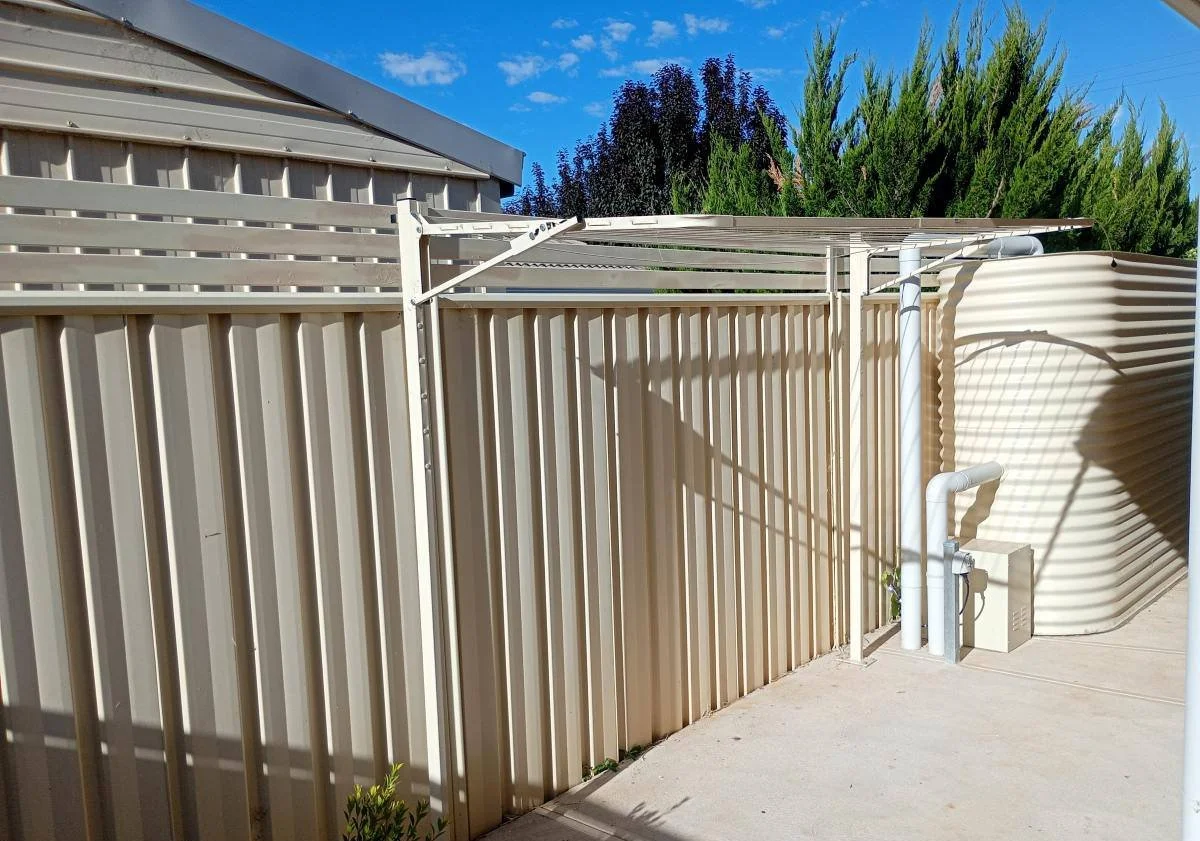 Good Neighbour Fencing  with horizontal slats extension 300mm on top