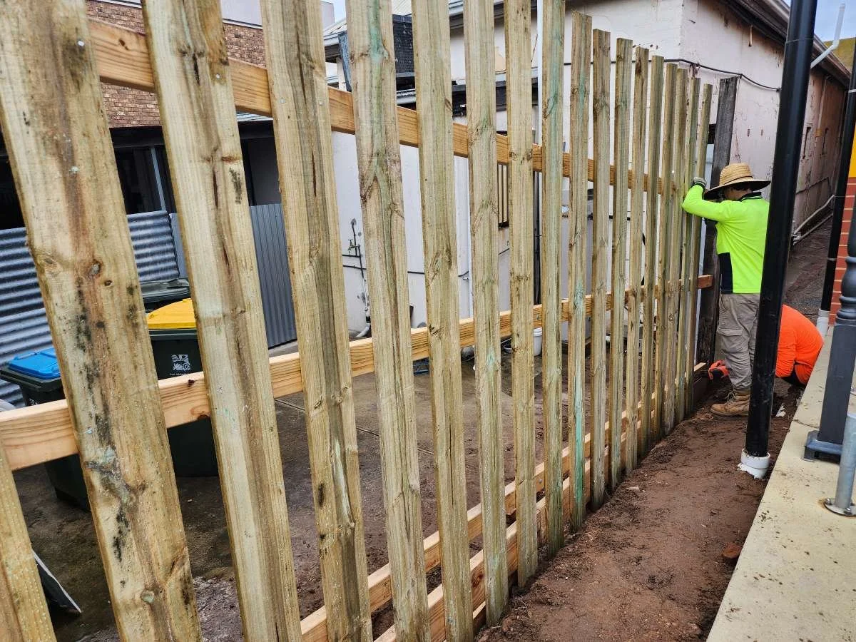 Paling fence installation