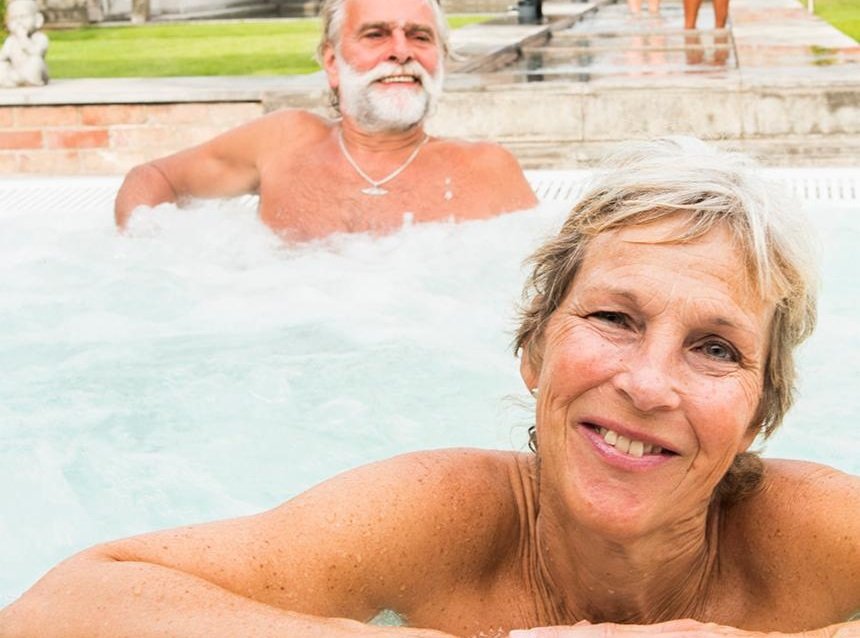 mature couple in pool - Bloot.jpg