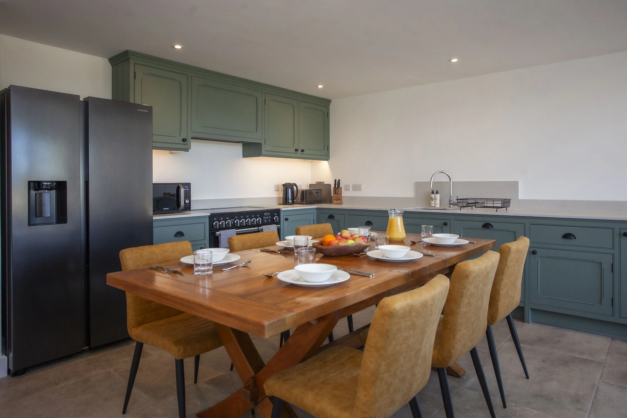 Fully equipped kitchen with generous dining table