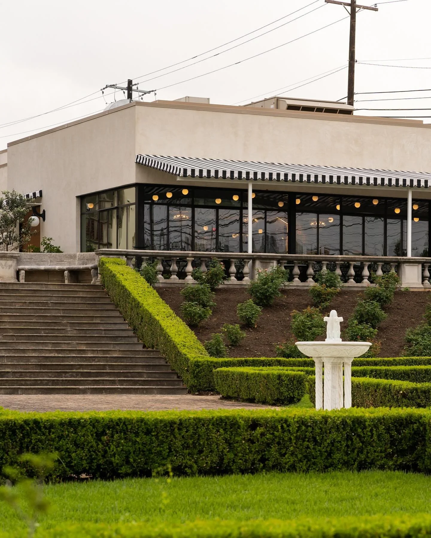 Weather like this has us longing for a gorgeous drink on the @lutiesaustin patio.  Photography: @likeness_studio