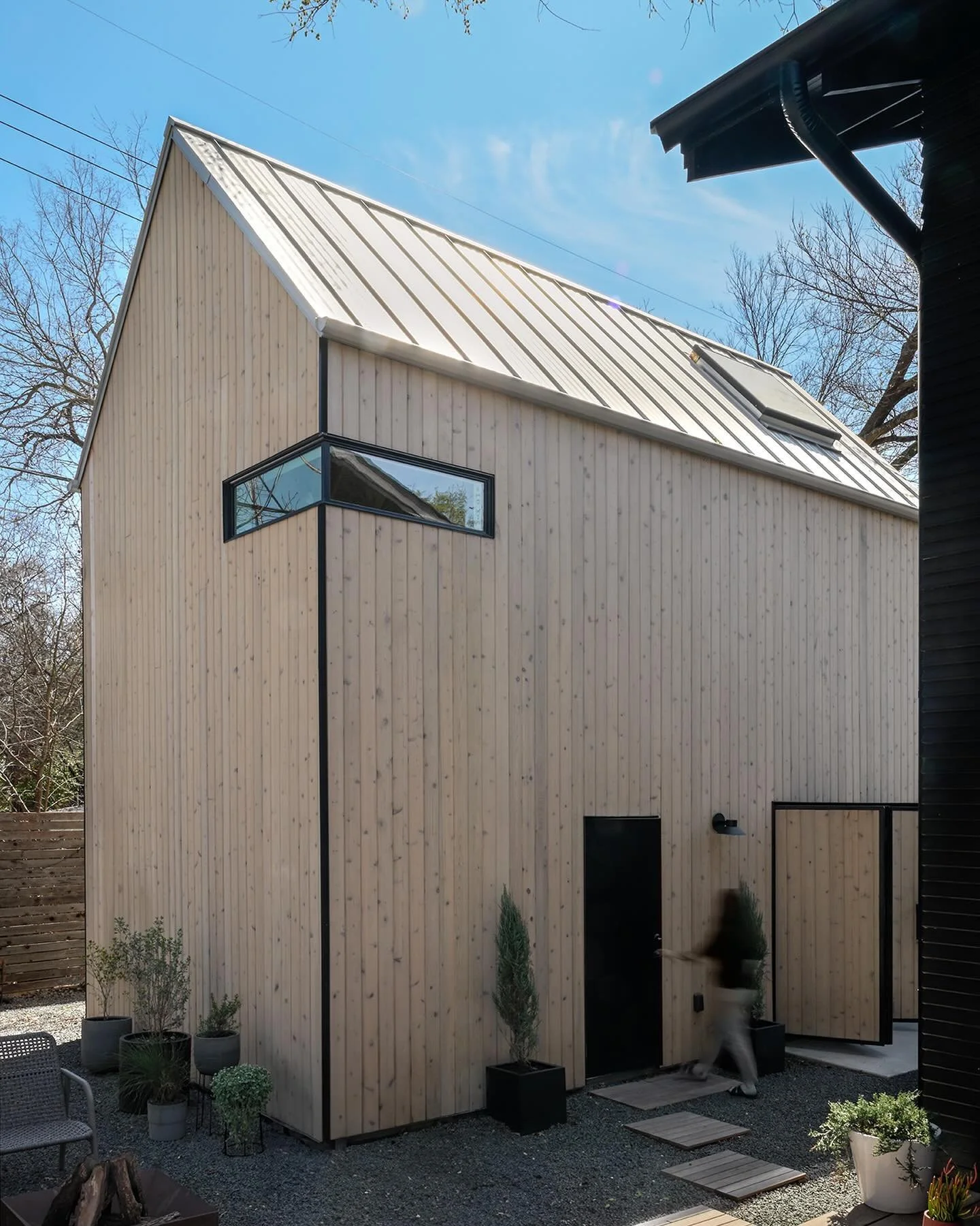 Here&rsquo;s a look at the back house from our Avenue H project. The modern yet warm exterior is created by the clean lines and stained cedar siding. Stay tuned for a peek inside! 

Photography by: @ny_lonestar