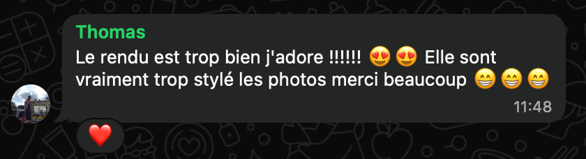 Conversation WhatsApp avec un message en français exprimant de l'enthousiasme et appréciation pour des photos stylées, avec des emojis de visages souriants et un cœur.