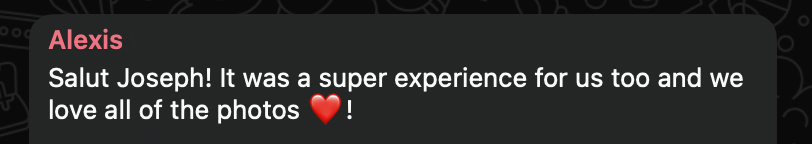 Capture d'écran d'une conversation de chat où Alexis exprime sa satisfaction pour une expérience et l'amour pour des photos, avec un cœur rouge.