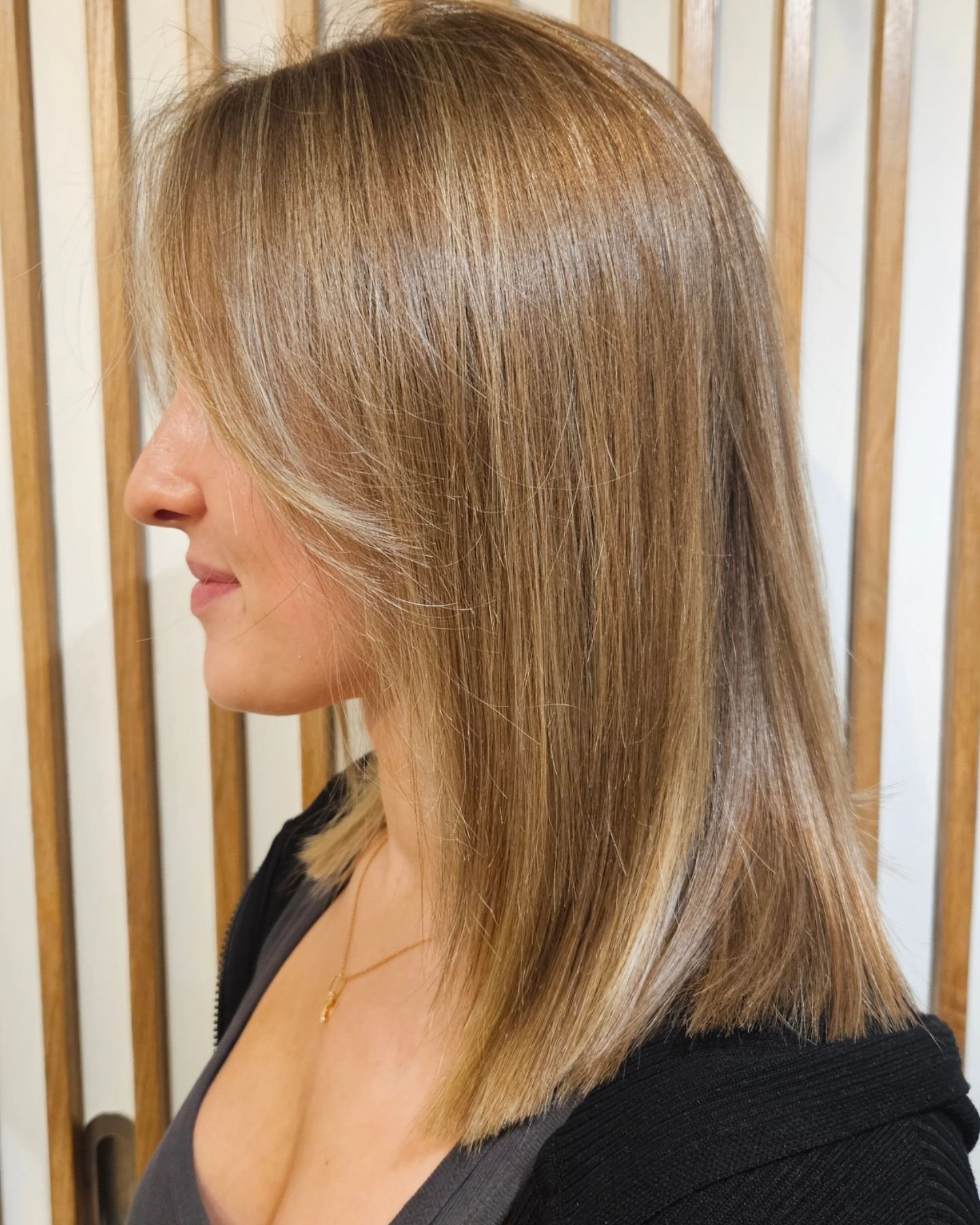 Bob❄️

1. The after ❤️
2. The before ✨️
3. The chop 🙈
4. Some highlights 🙌🏻
5. Toner🫶🏻 
6. Blowdry 😁
7. Finishing touches🥳