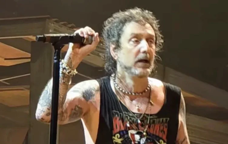 On Sunday night (May 31st), veteran Atlanta blues-rockers #TheBlackCrowes played at Tampa's MidFlorida Credit Union Amphitheatre as part of their Southern Hospitality tour. After the Black Crowes played their song "Soul Singing," their crow