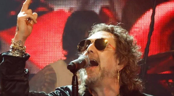 #BlackCrowes vocalist Chris Robinson is addressing the viral reaction after his reported stage comments stirred up audible audience backlash during a concert in Tampa, Florida on May 31st. He said everything was blown out of context to fuel division 