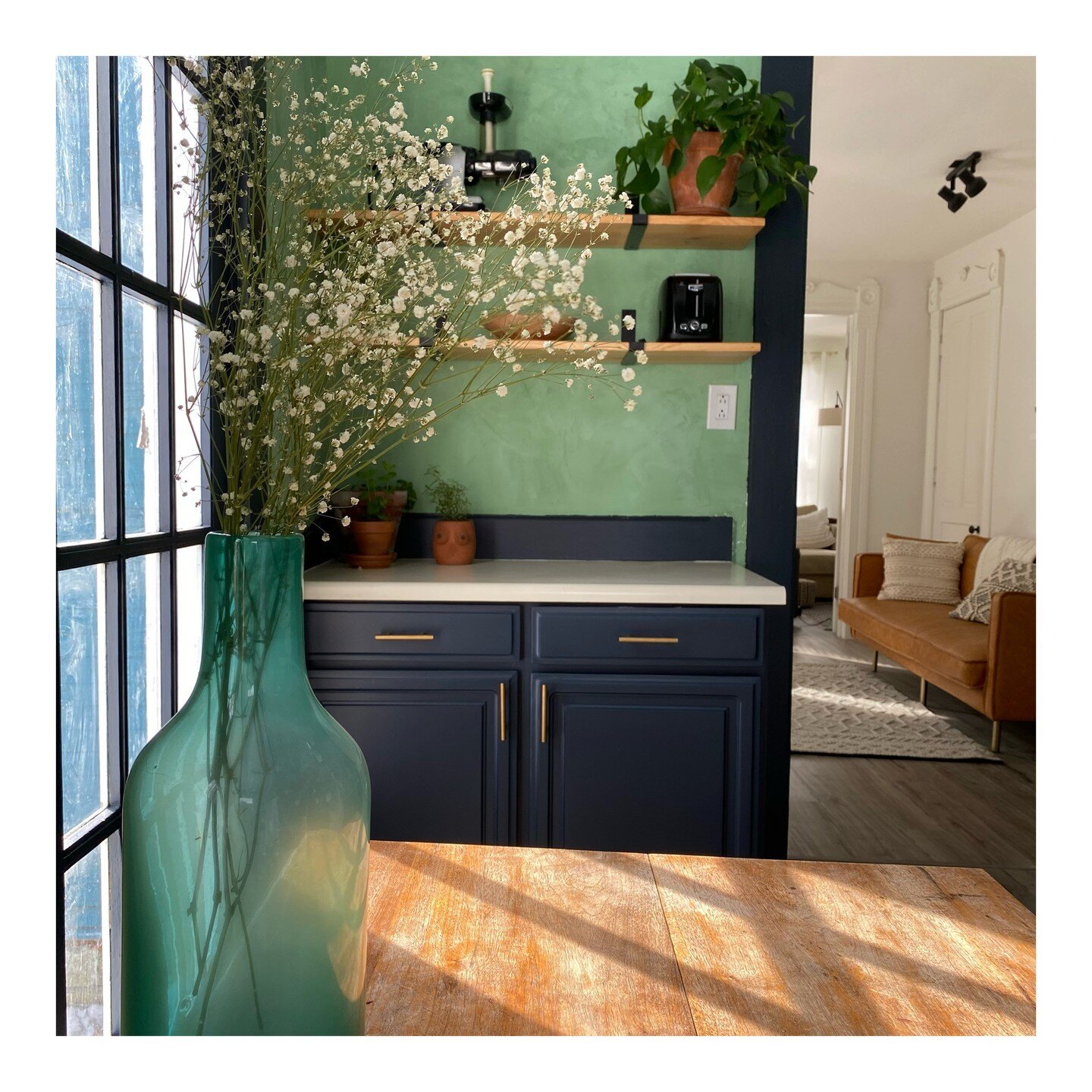 Remember those 2020 Covid Projects? Well the one in the kitchen started out fixing one tiny crack and ended up in a full kitchen remodel! Lime plaster walls will always be in style. It's like touching a wall made of butter. @masterofplasterusa