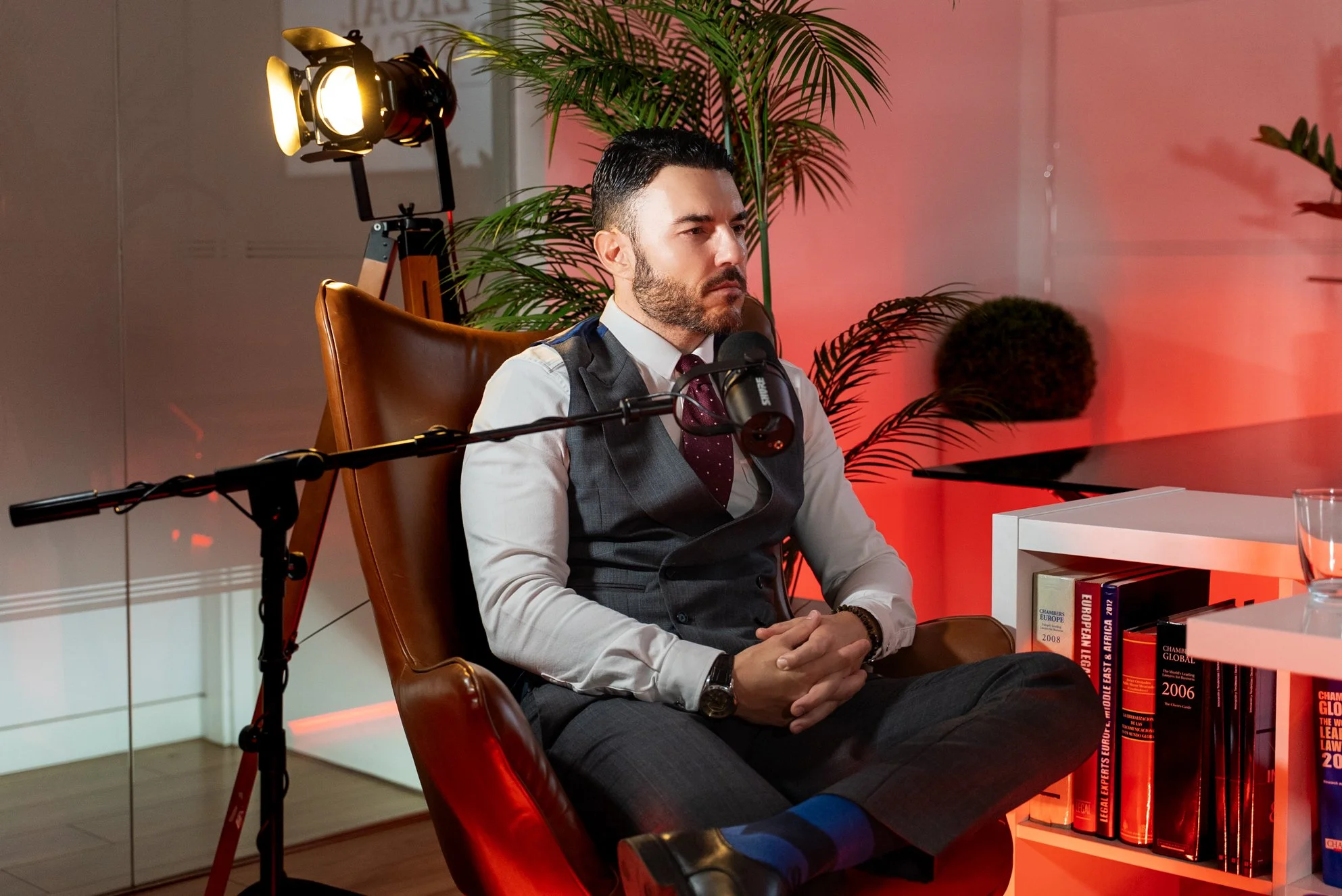 Hombre en producción de un Podcast corporativo "The Legal Podcast"