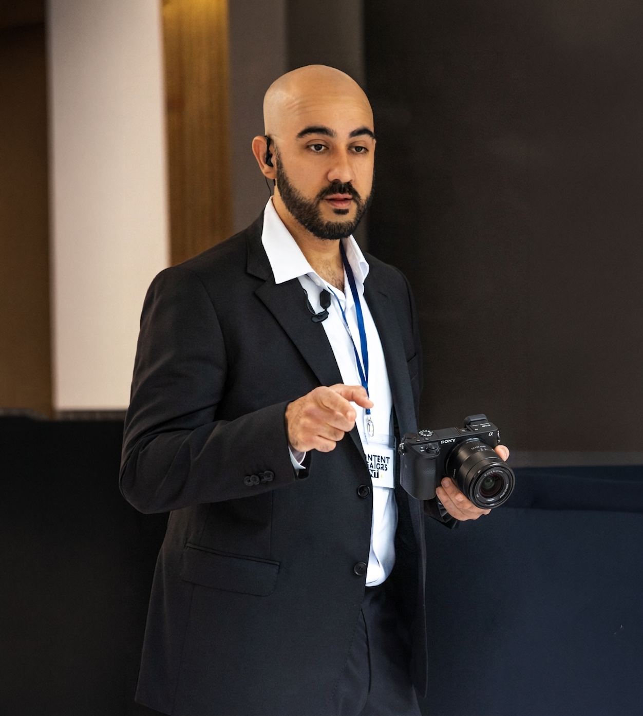 Videografo con cámara en la mano en un evento corporativo en madrid.
