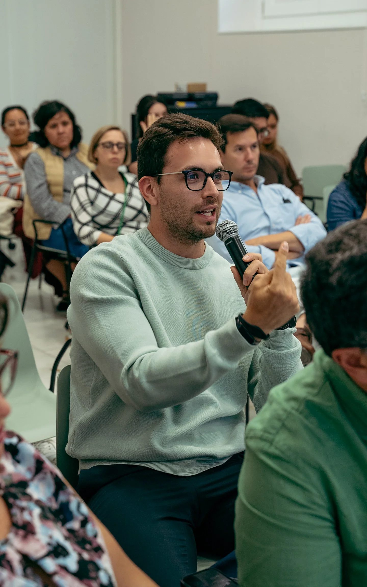 El momento en que el debate deja de ser un monólogo. Un asistente tomando la palabra, micrófono en mano! Gracias a todos por asistir!