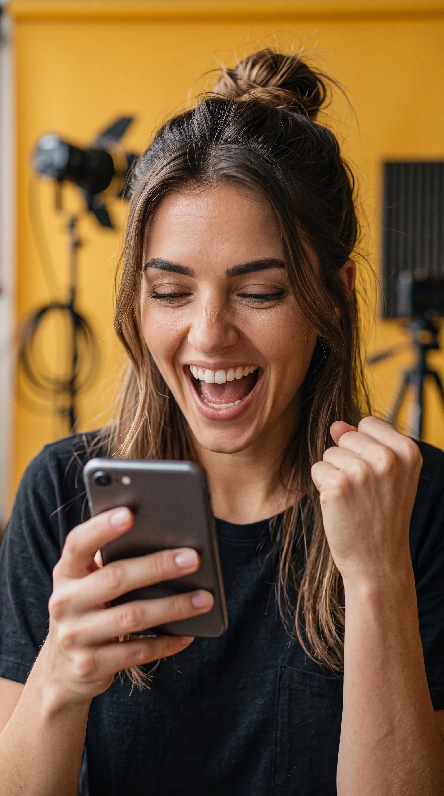 Mujer celebrando los resultados de su anuncio de Instagram en el móvil, paquete Frena el Scroll de video ads en Madrid