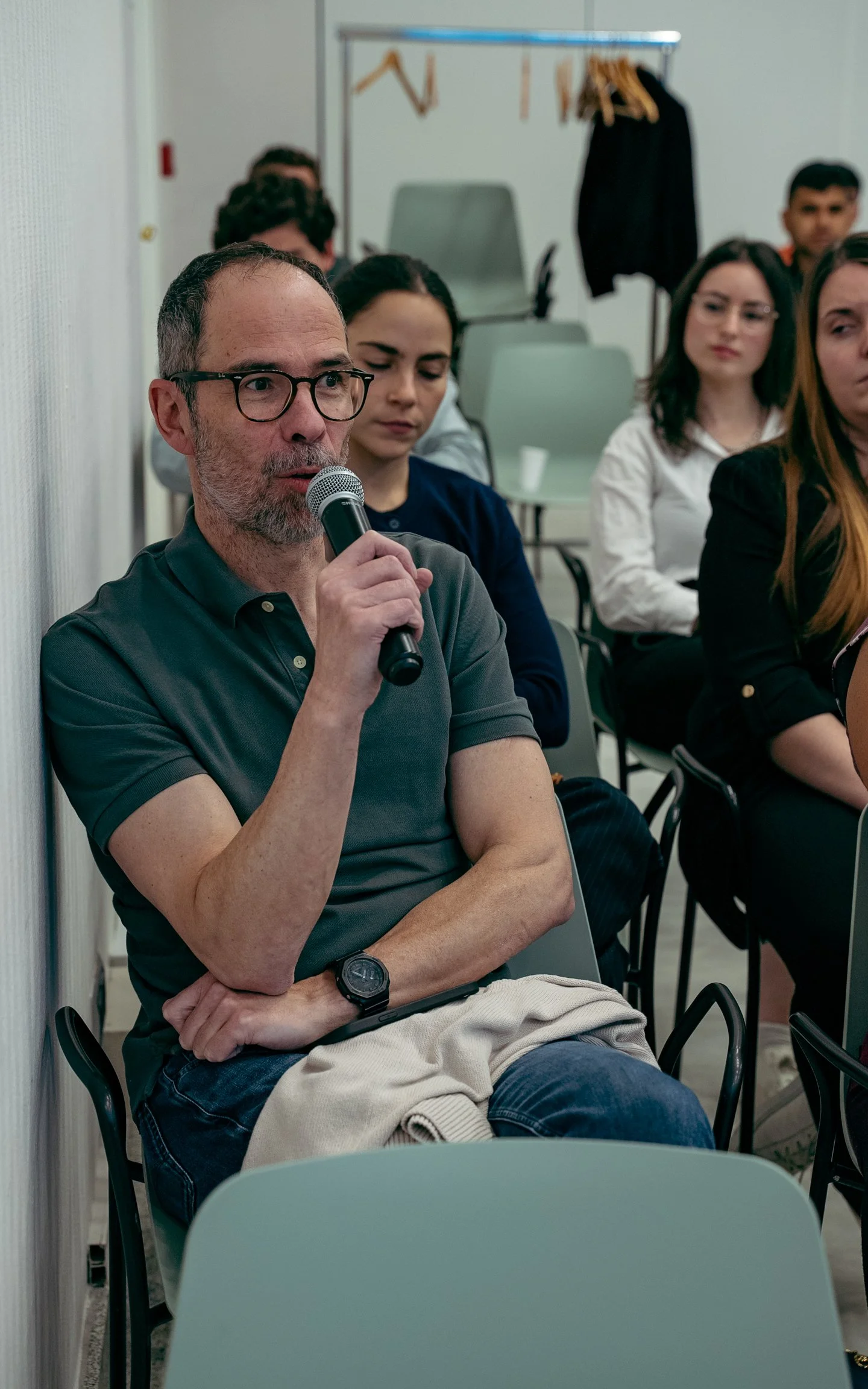 Otro asistente interviniendo, muchos profesionales y emprendedores entre el público.