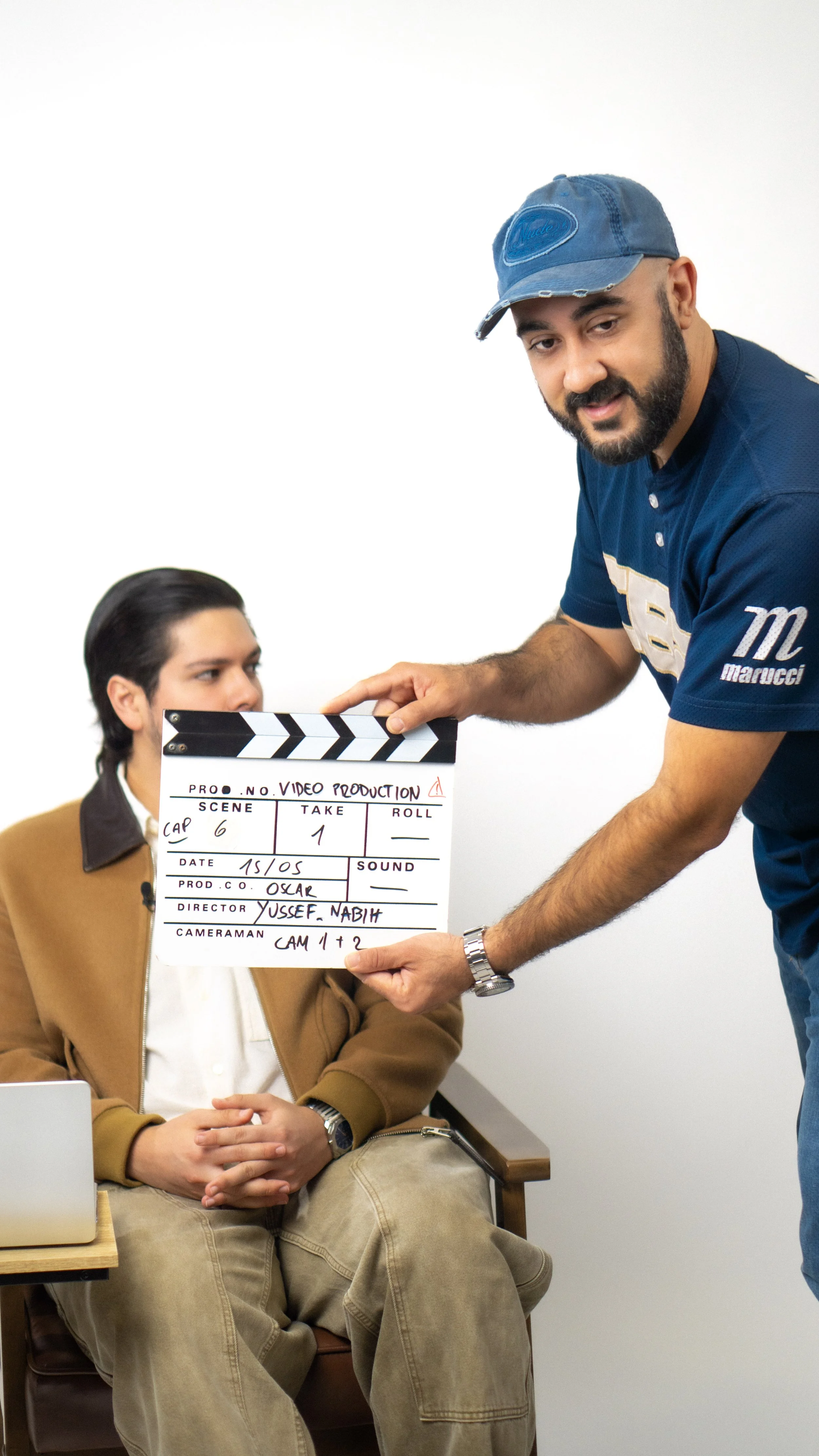 Yussef dirigiendo al talento y coordinando detalles al inicio de una producción audiovisual.