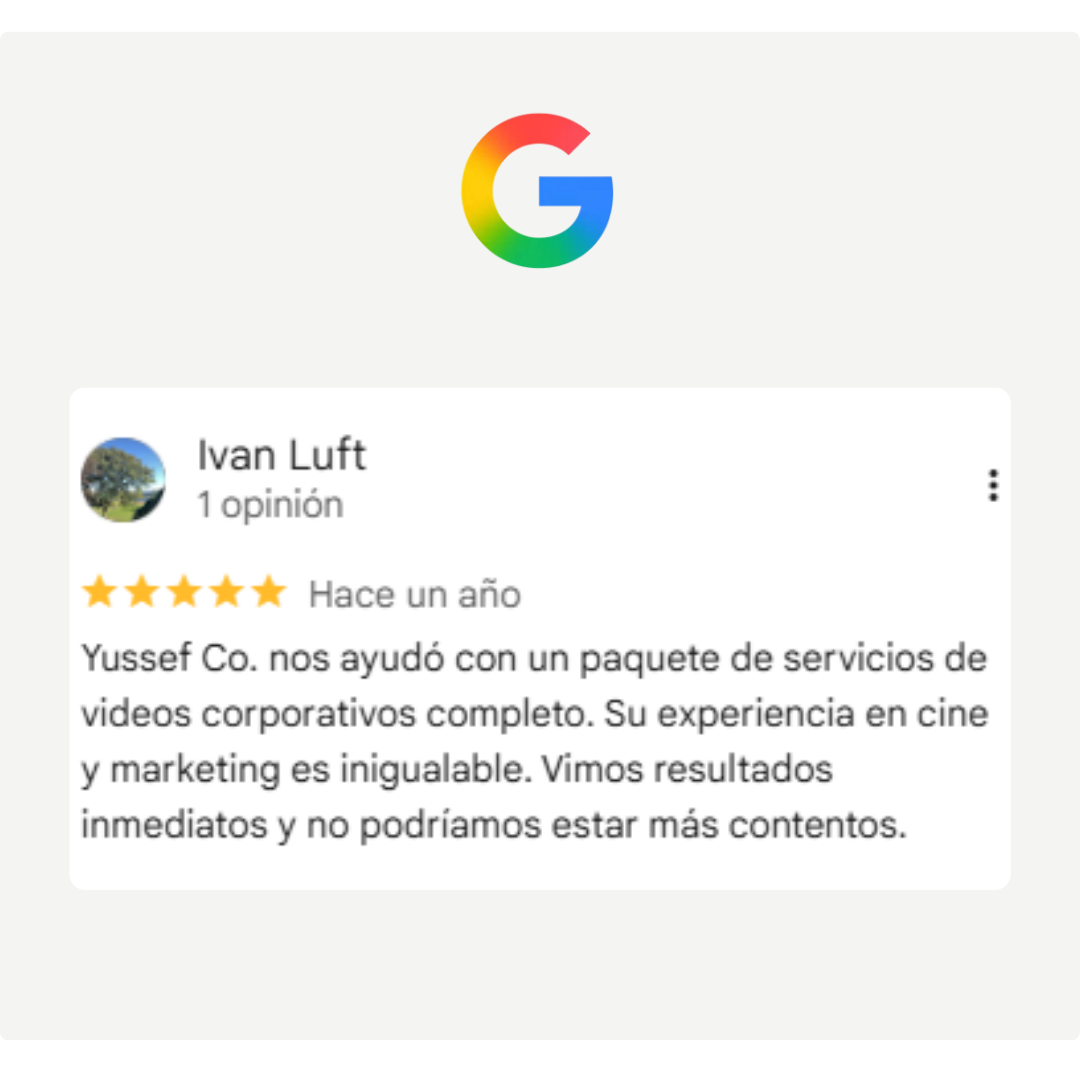 Reseña de Google con estrellas, texto en español.
