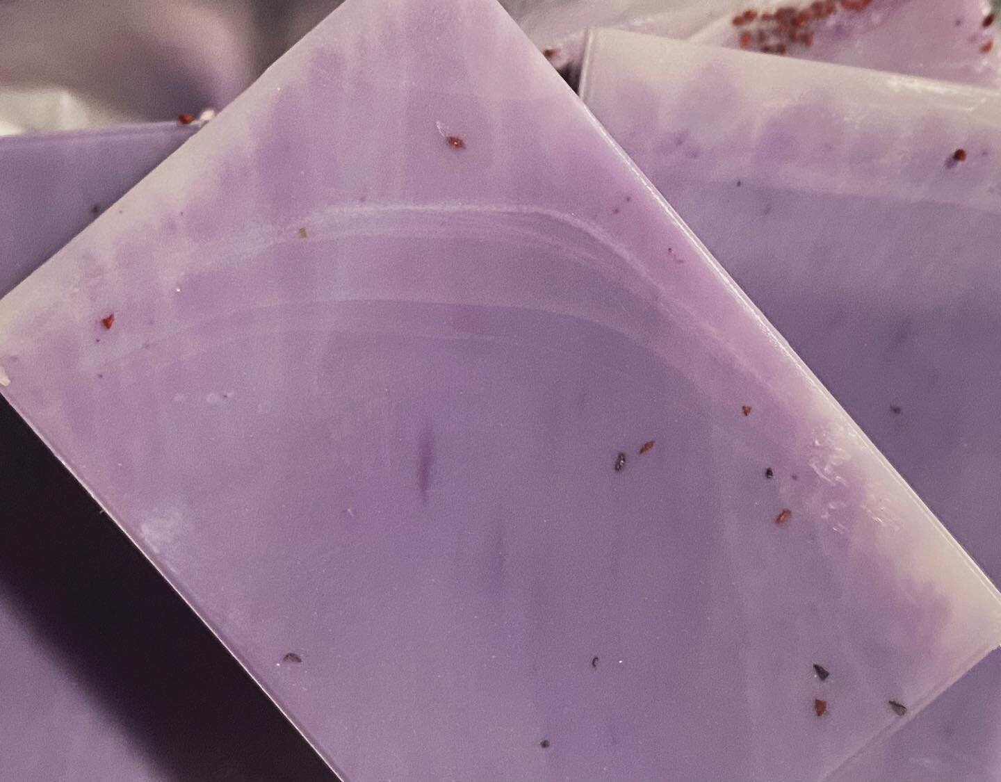 Blackberry groove//bubbly bliss.. what&rsquo;s better than soap that looks like an amethyst crystal 💜
&bull;
&bull;
&bull;
&bull;
#smallbusiness #lipbalm #privatelabel #allnatural #safeskincare #privatelabel #wisconsinsmallbusiness #womenowned #eauc