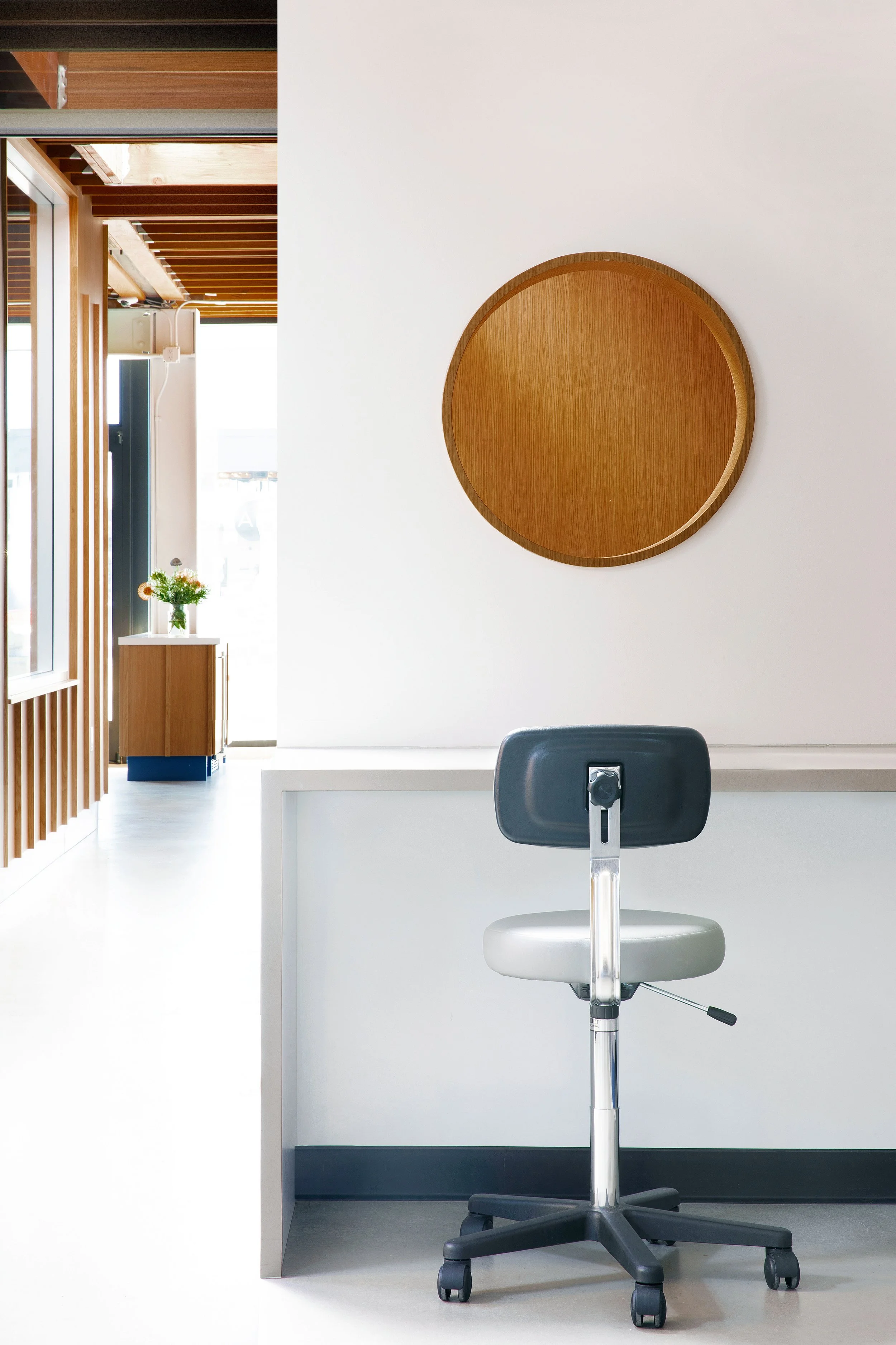 picture of small desk and small spinning chair