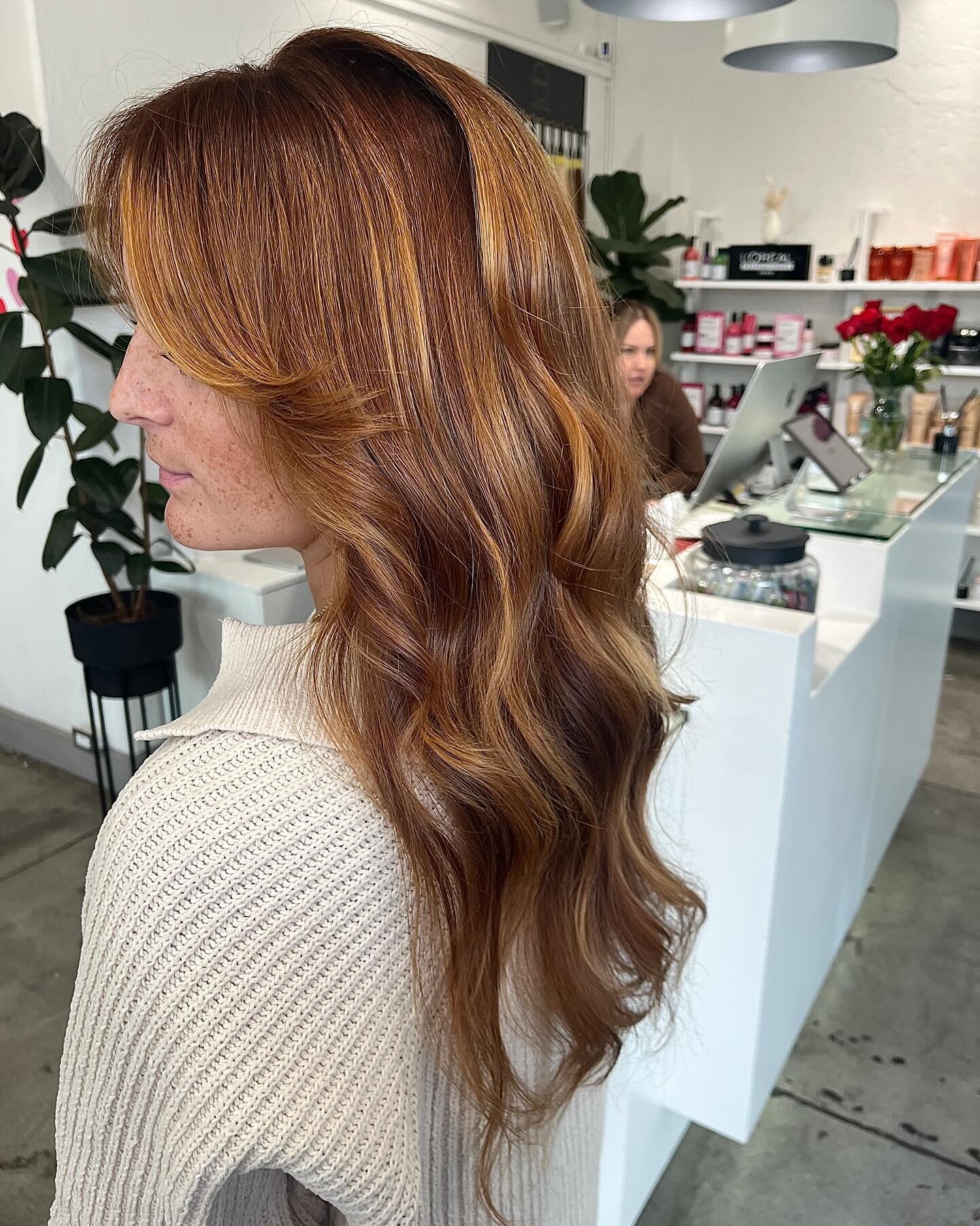 Nothing like a dimensional vibrant red/copper balayage moment to brighten up your day ✨ style by @kerimakemeblonde 

&bull;
&bull;
&bull;
&bull;
&bull;
&bull;
&bull;

#sandiegohairstylist #sandiegohairextensionspecialist #sandiegohairsalon #dimension