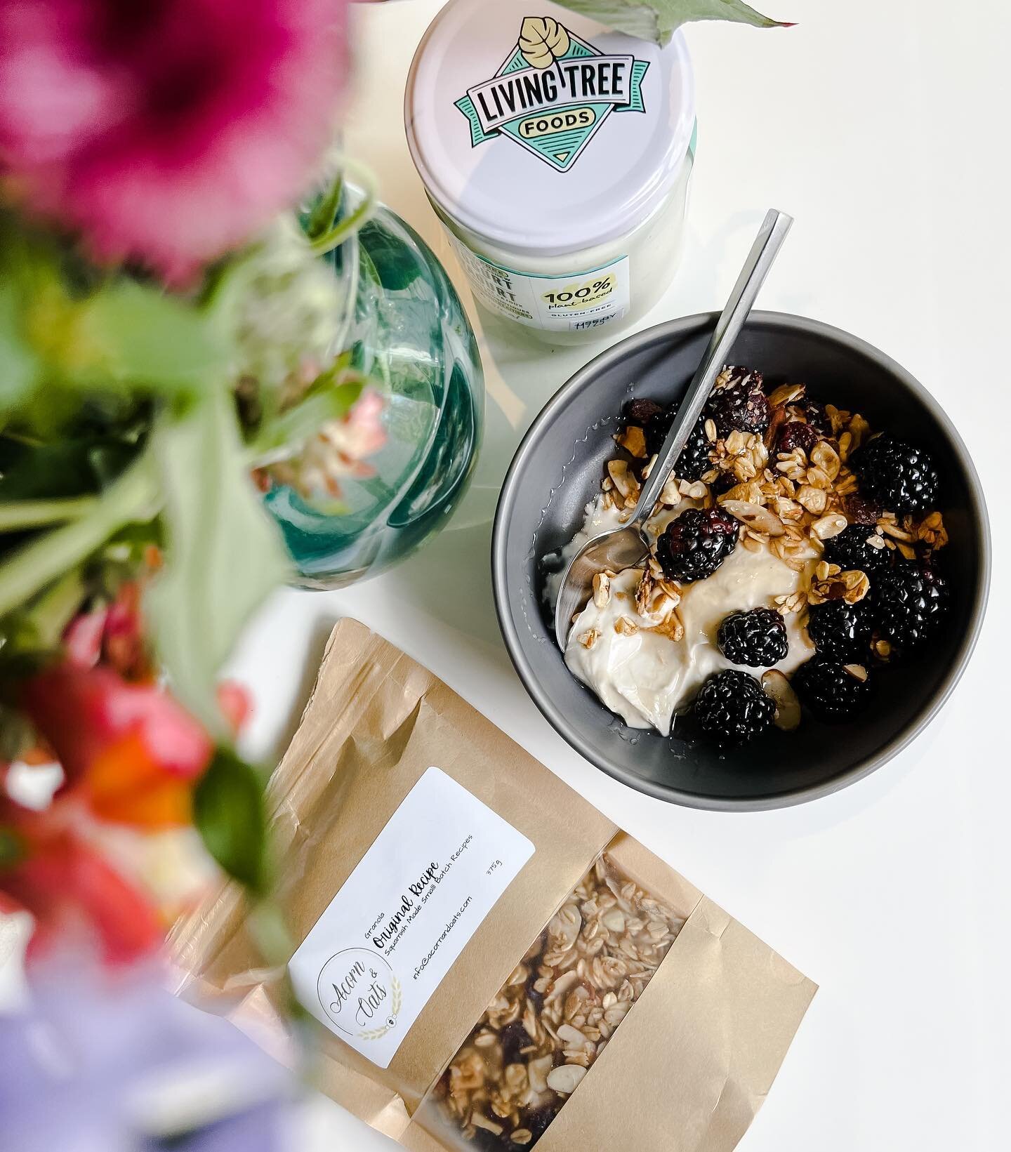 Breakfast inspiration with ingredients you can pick up at the market! ☀️ Simple and so so delicious. 

@livingtreefoods Cashew Yogurt 🥣 

@acornandoats Original Recipe granola 💛

@mandairfarms fresh blackberries 😋 

(Drizzle with some @alpinehoney