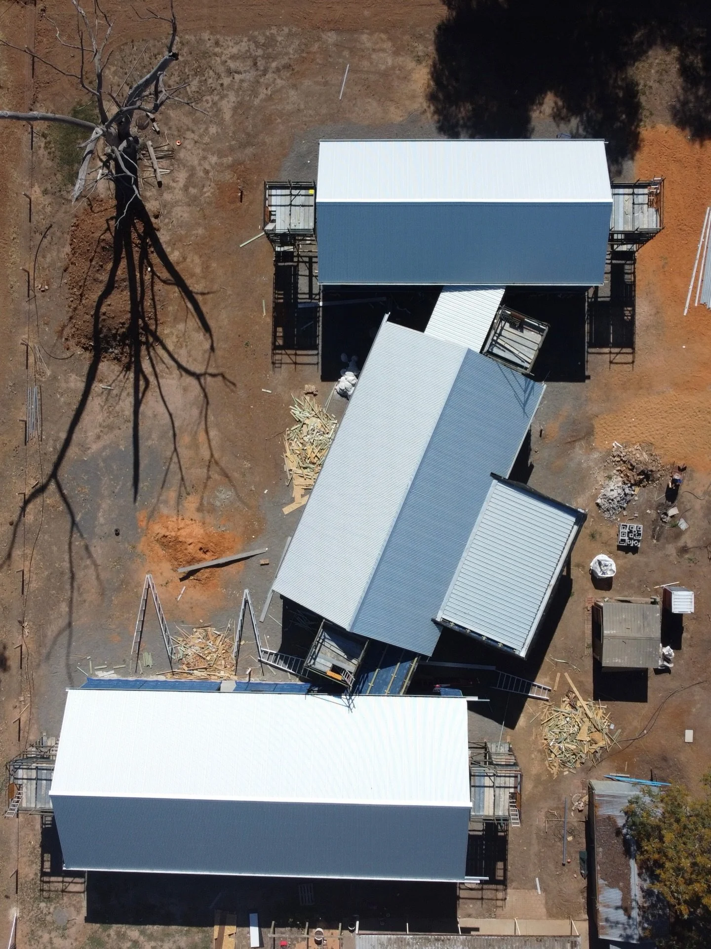 Pine, A JVB Perform Home. 🌿

1. Clean and simple zinc roof thanks to JWA Roofing.
2. ProClima Mento roof wrap with ventilated roof cavity.

All systems go for lock up!

@the.truss.joint