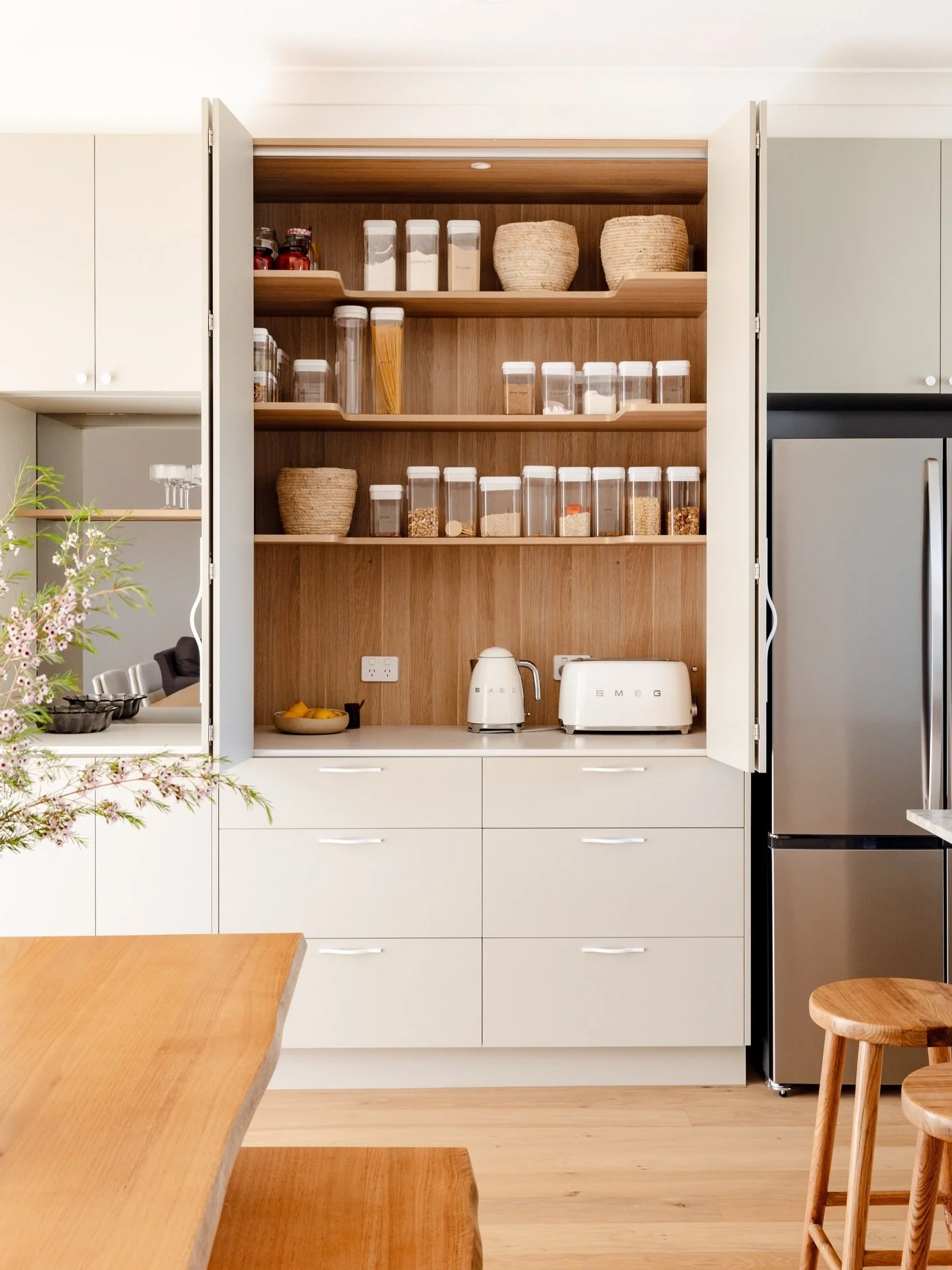 Are you the breakfast bar type? 🥣

I am. 🙋🏻&zwj;♀️

And it&rsquo;s something I absolutely can&rsquo;t wait for in our new place. It&rsquo;s a fight every morning to get our kids to eat breakfast.. and somehow I&rsquo;m convinced this will help get