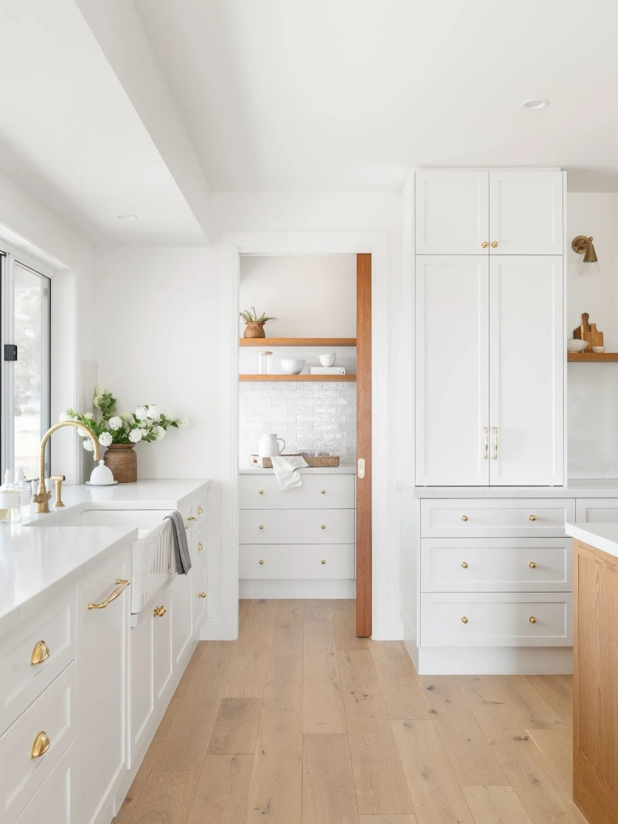 There&rsquo;s something about a country kitchen that just feels like home. 🌾🤎

Warm, timeless, and made to be lived in.

Cabinetry. @powleskitchenco @farmersdoors 
Double Fluted Farmhouse Sink. @abiinteriors 
Ludlow Bridge Mixer. @turnerhastings_