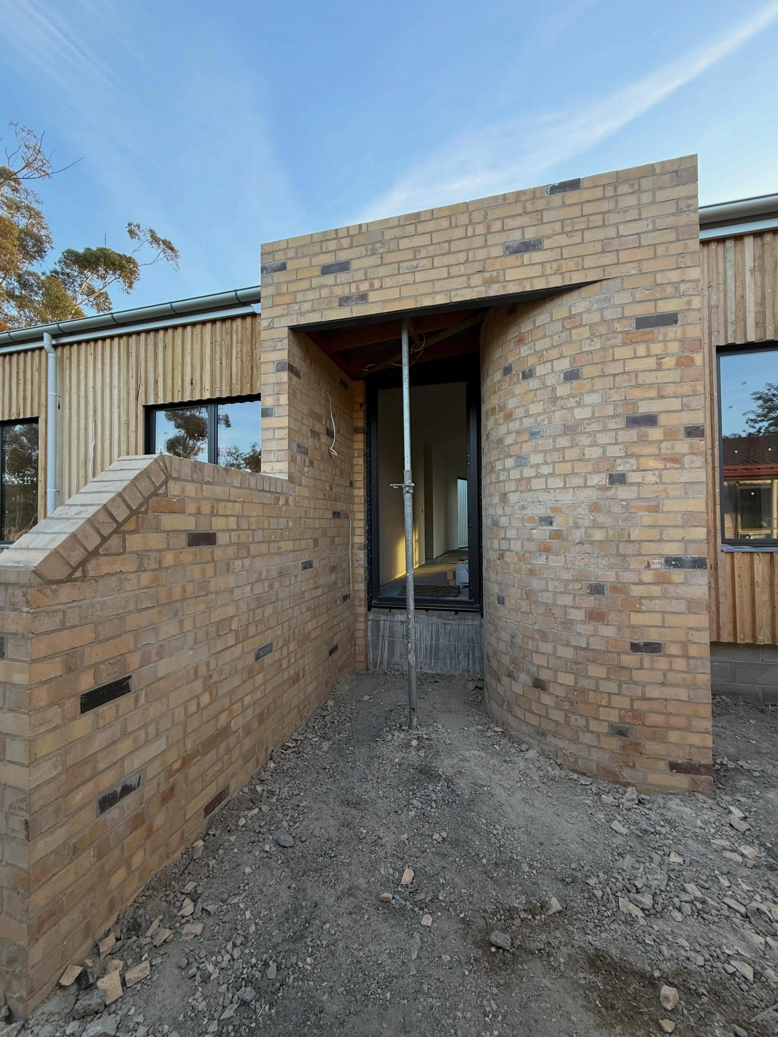 Recycled creams front entry and outdoor fireplace. 

We weren&rsquo;t planning on adding the random brown brick in until our brickies suggested to and we&rsquo;re so stoked we did.

Incredible work by @pro_valley_bricklaying_ 

Also if anyone&rsquo;s