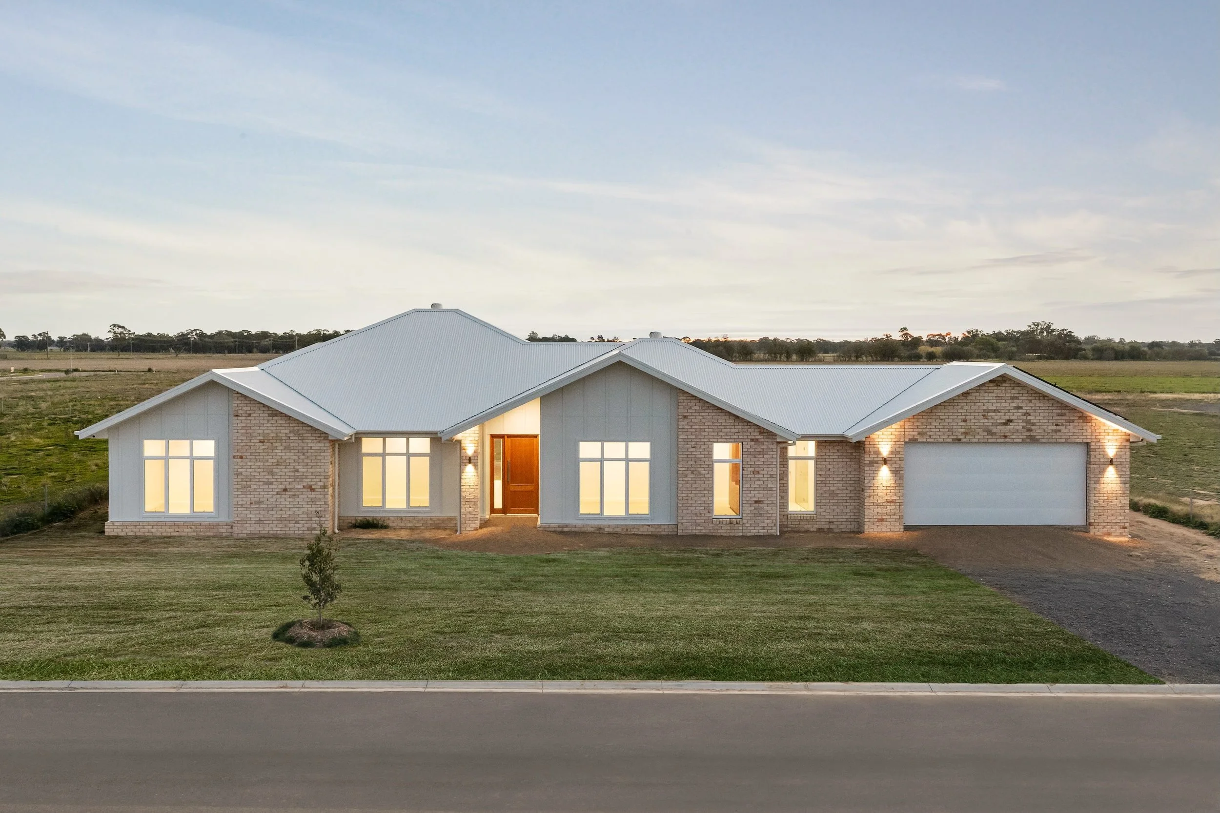 A JVB Comfort Home. Willow. 🌿

An incredible effort by our JVB team and our dedicated trades.

Photography. @mitchlyonsphotography 

@benschmark_design 
@sheppbuild 
@jctimberfurniture 
@osullivanbw 
@macgibbonplastering 
@msk_engineering_vic 
@elep