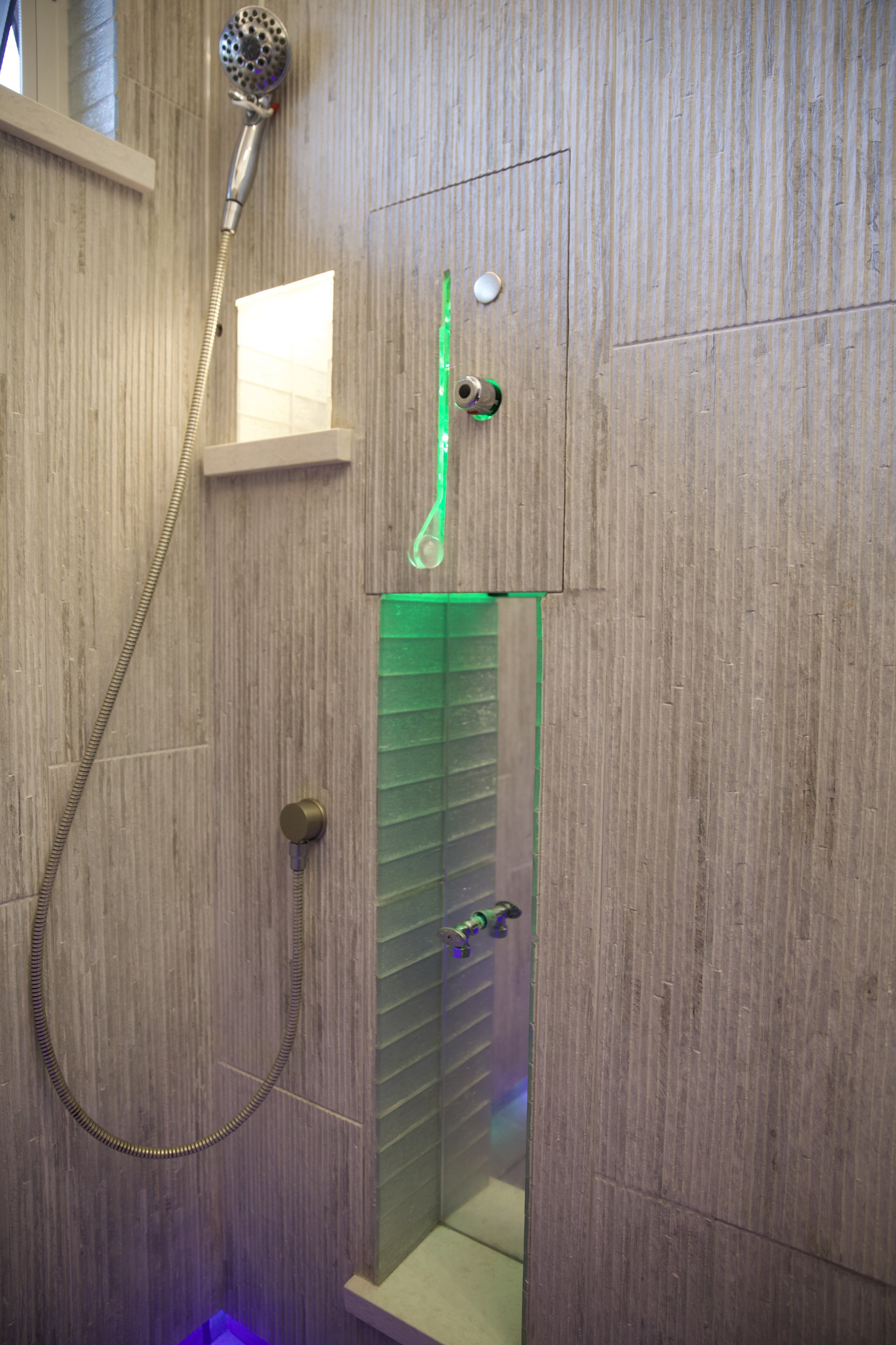AwyvA IN-WALL SHOWER FIXTURE
