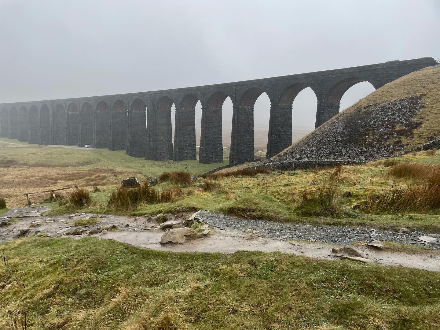 Final #uk #photodump #latergram some #architecture and #artworks from our recent #trainride #settlecarlislerailway and on to #manchester #yorkshire and #edinburgh&hellip; #carlisle #ribbleheadviaduct #settleyorkshiredales #edinburghcastle #nationalga