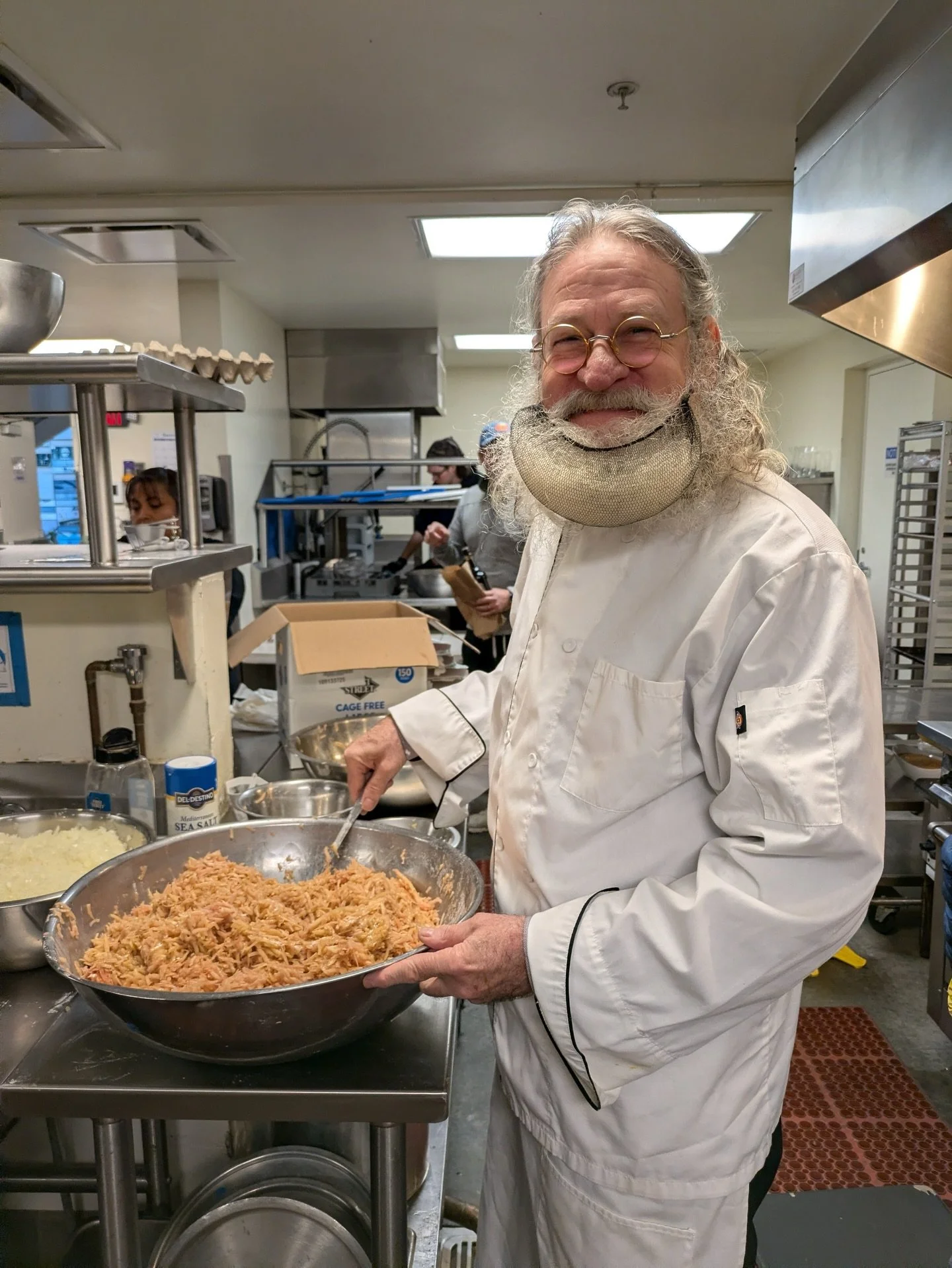 This Hanukkah, the CBS community has committed to shining our light outward through many volunteer and tzedakah projects 🕎

Slides 1-5: Volunteers prepared latkes for our Community Hanukkah Celebration 👩&zwj;🍳

Slides 6-8: Volunteers restored our 