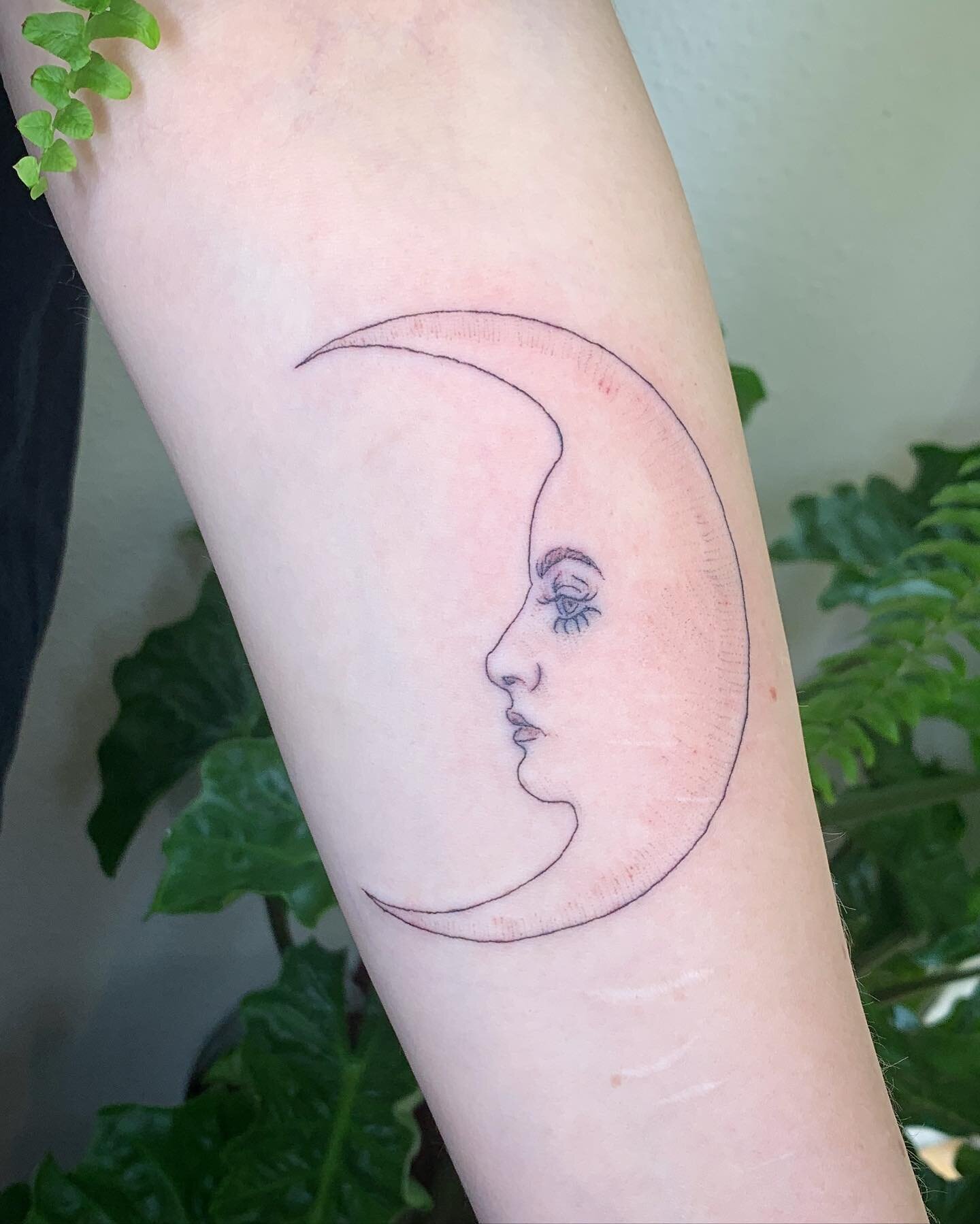 Loved giving this other lady moonface a home with Olivia back in August ✨🌙🖤 Thank you!

________________________________
#moontattoo #tattoo #moonface #ladyface #blackline #naturetattoos #qttr #pdxart #pdxartist #portlandart #portlandartist #linear