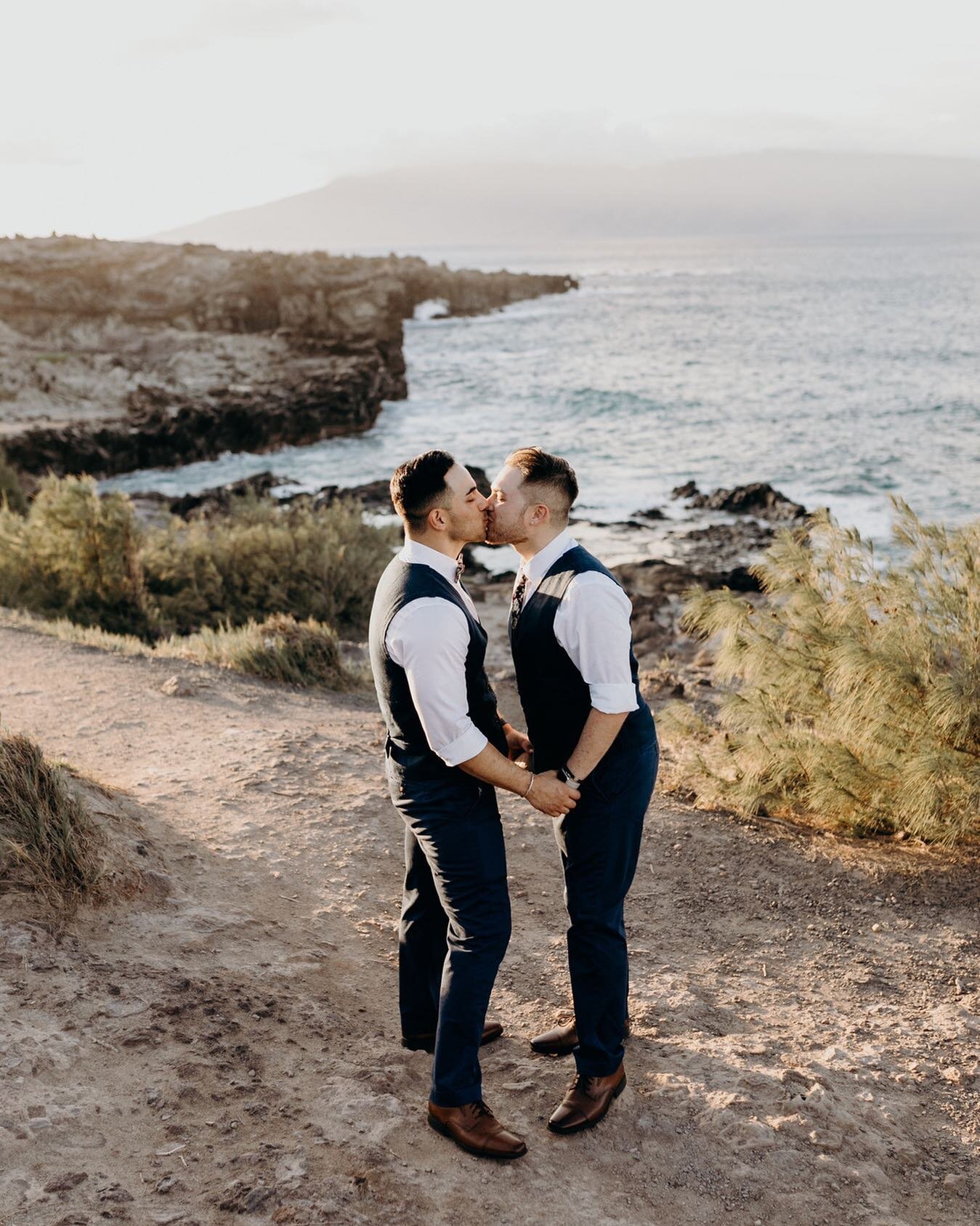 Reminder to stop and give your person some kisses! 😘
.
.
.
.
.
.
. 
#lgbtqphotographermaui #lgbtqmaui #lgbtqphotgrapher #mauilgbtqphotography #lgbtqelopement #mauigaywedding #mauiqueerweddingphotographer #queerweddingmaui #queerphotographermaui #des