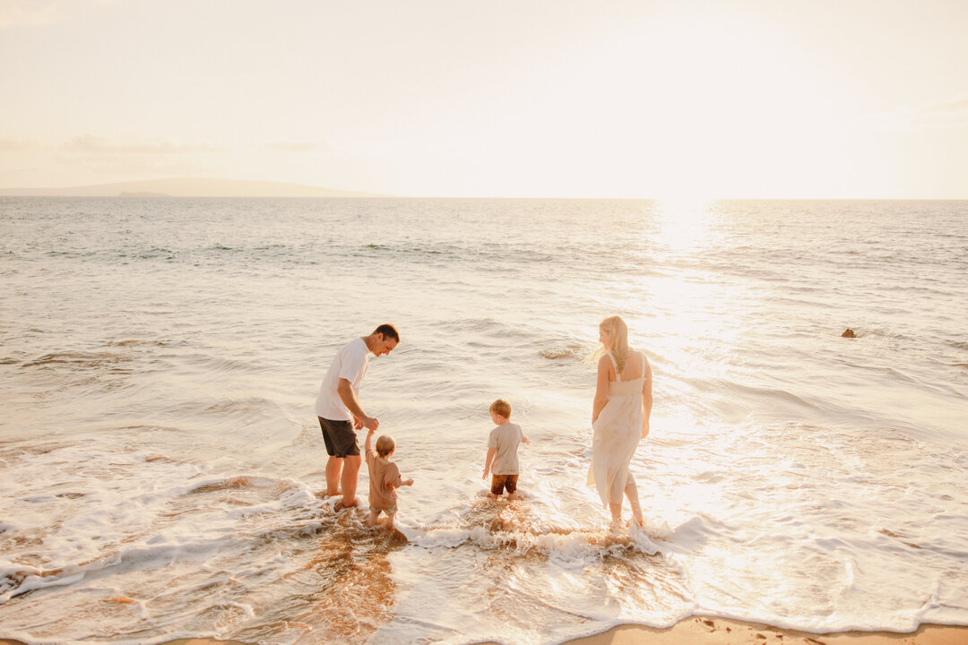 Taking a moment in between photos to enjoy the water. ​​​​​​​​
.​​​​​​​​​​​​​​​​
.​​​​​​​​​​​​​​​​
.​​​​​​​​​​​​​​​​
.​​​​​​​​​​​​​​​​
.​​​​​​​​​​​​​​​​
Shot on behalf of @flytographer​​​​​​​​
#hawaiifamilyphotos #mauifamilyphotographer #mauifamilyph