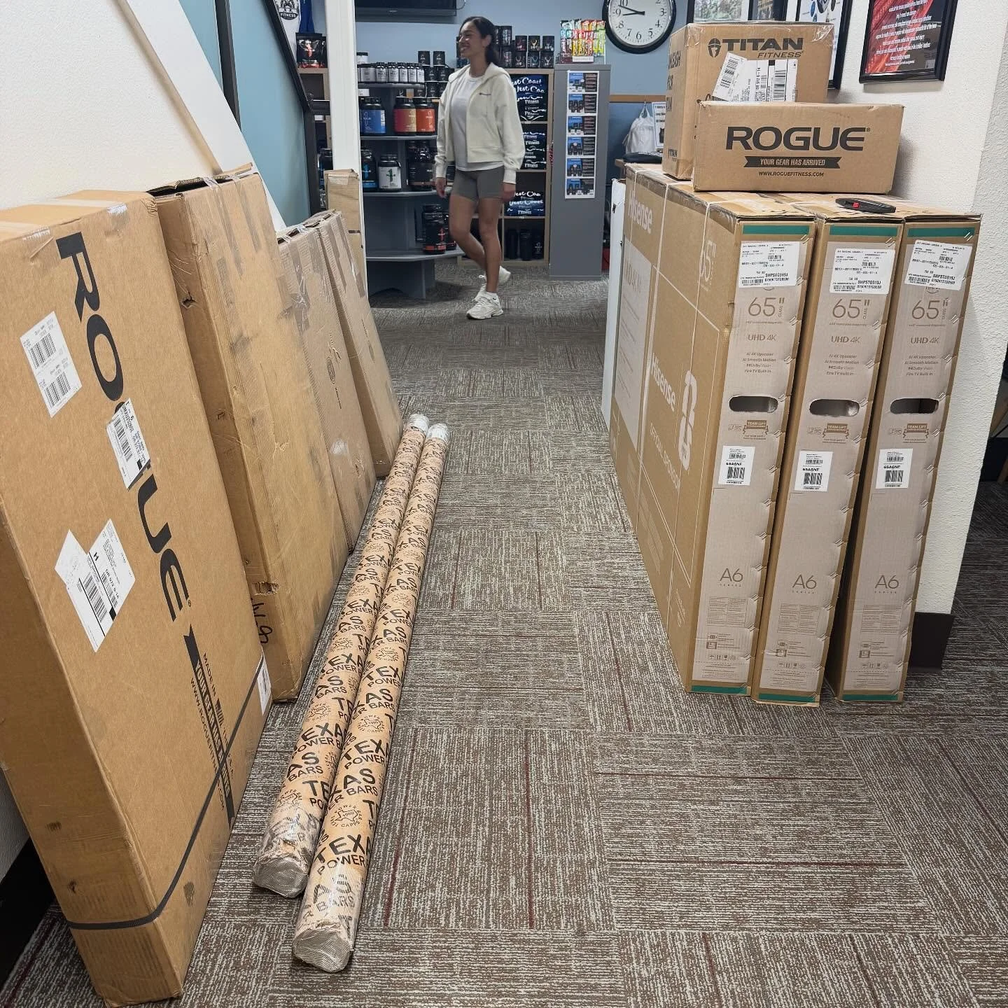 New stuff starting to roll in. 
TVs, Texas deadlift bars, sleds!
@texaspowerbars 
#fitness #upgrades #changes