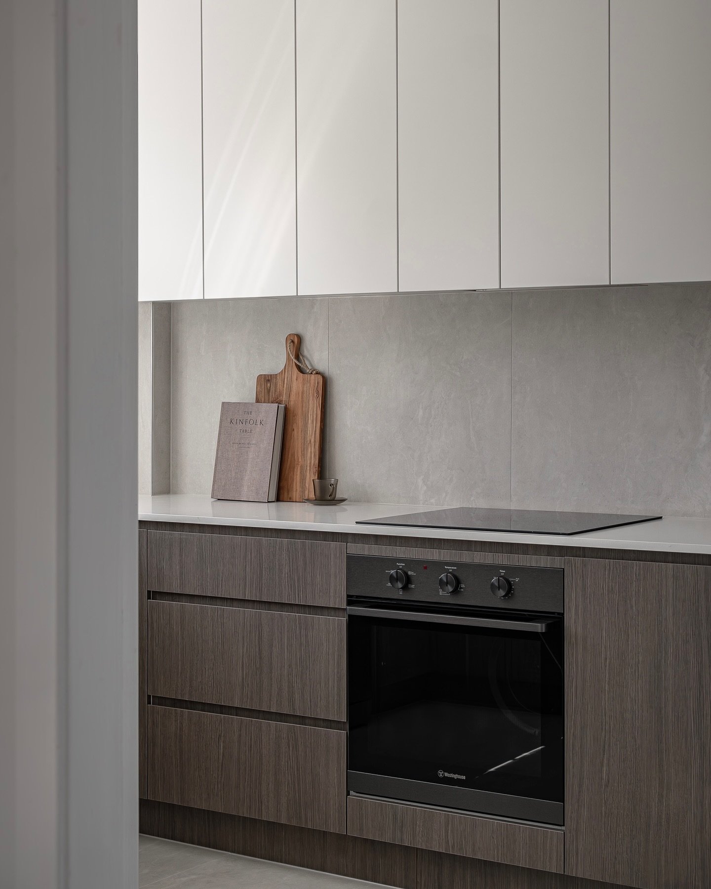 The kitchen at our Wollstonecraft II project feels like a whole new space now 🕊️ (swipe to see the before 👉🏼)

This was a retrofit renovation, meaning we kept the original layout but refreshed everything else with new materials, colours, and finis