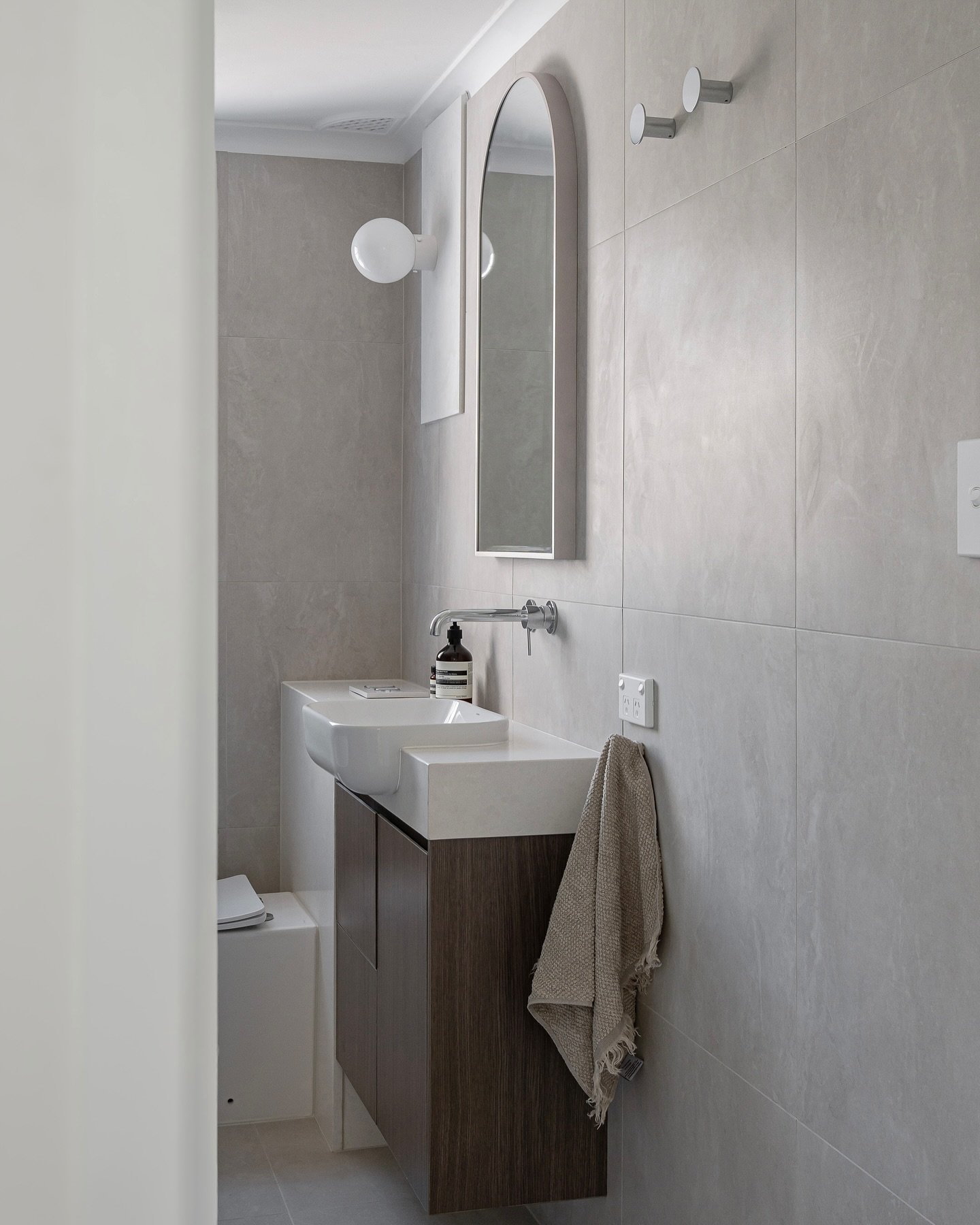 Swipe to see the before photos, but be ready 🫣

This investment apartment&rsquo;s bathroom was stuck in the past and needed a serious upgrade to attract quality tenants and boost rental value.

We worked within the existing layout but incorporated m