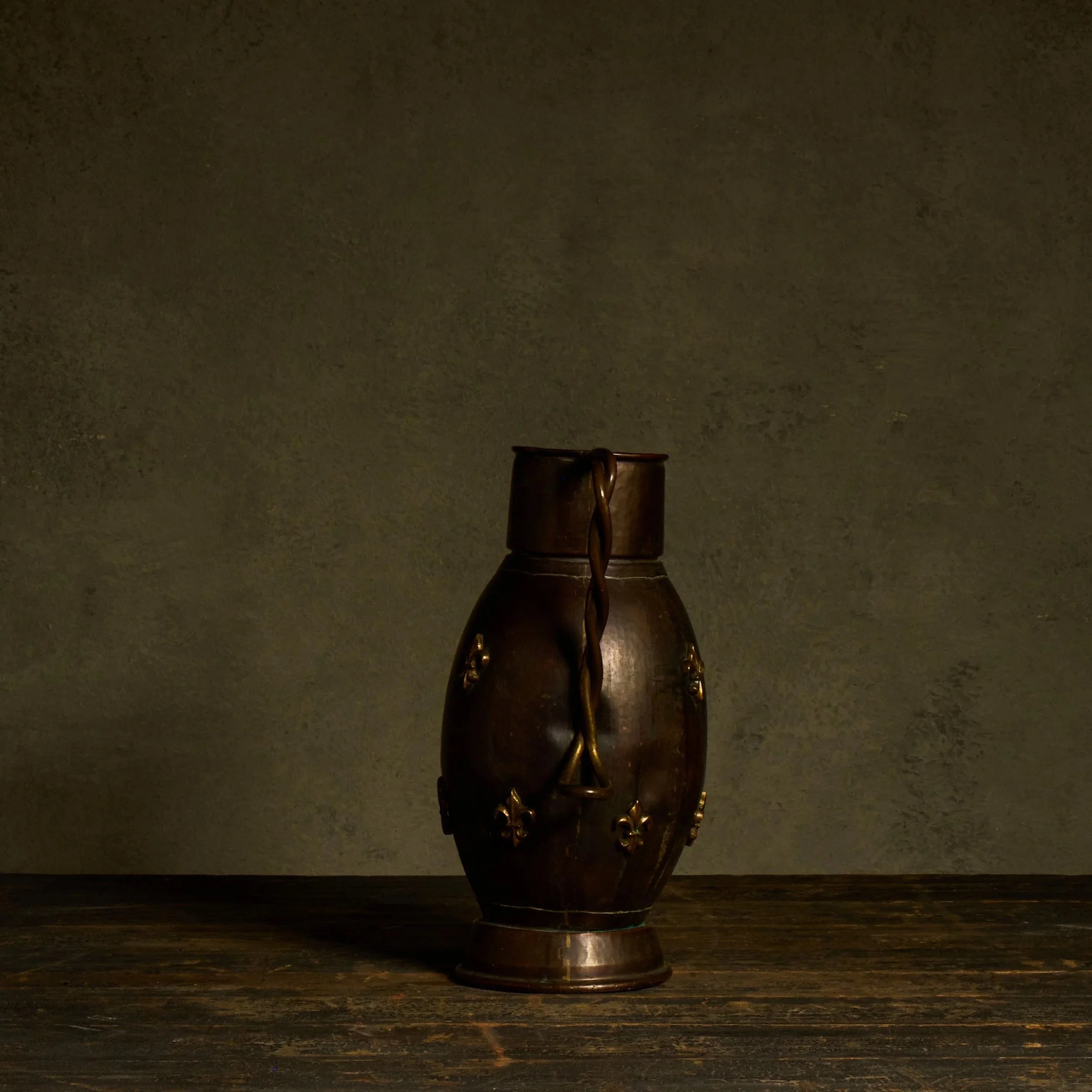 1062_D01_S09_0068_Brass_Jug_With_Fleur_De_Lis.jpg