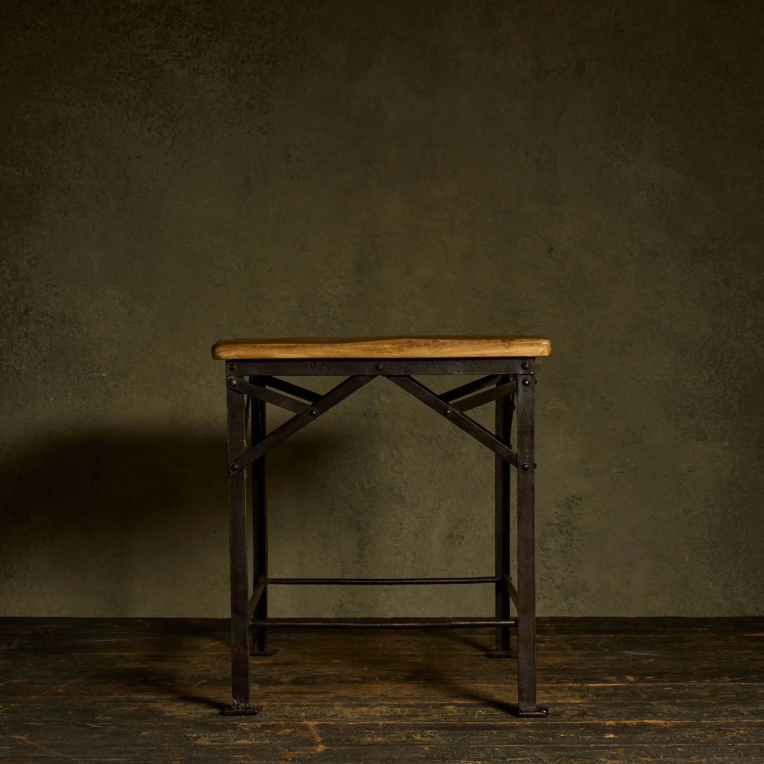 1062_D01_S19_0127_Iron_Riveted_Side_Table.jpg
