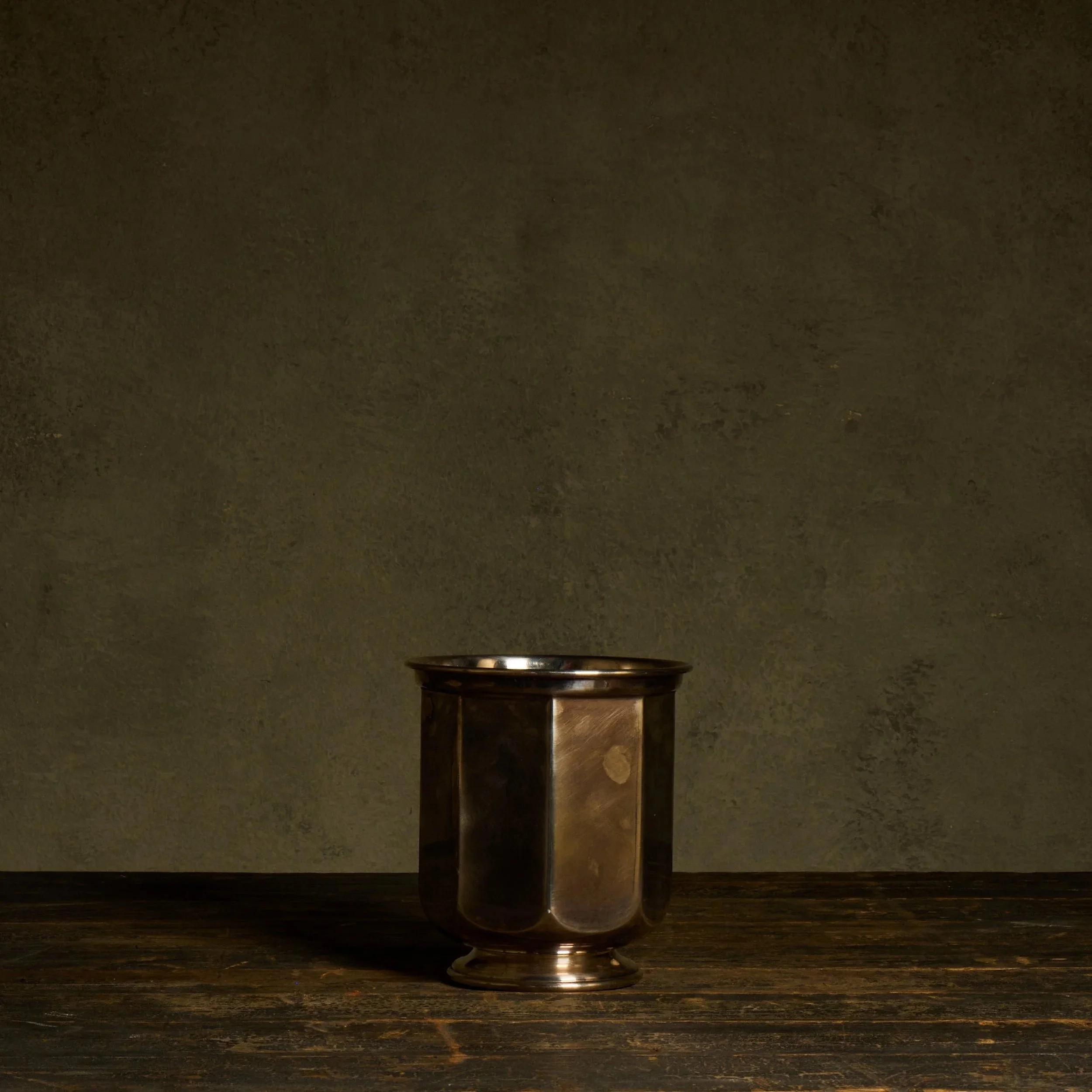 1062_D01_S11_0078_Silver_Octoganal_Bucket.jpg