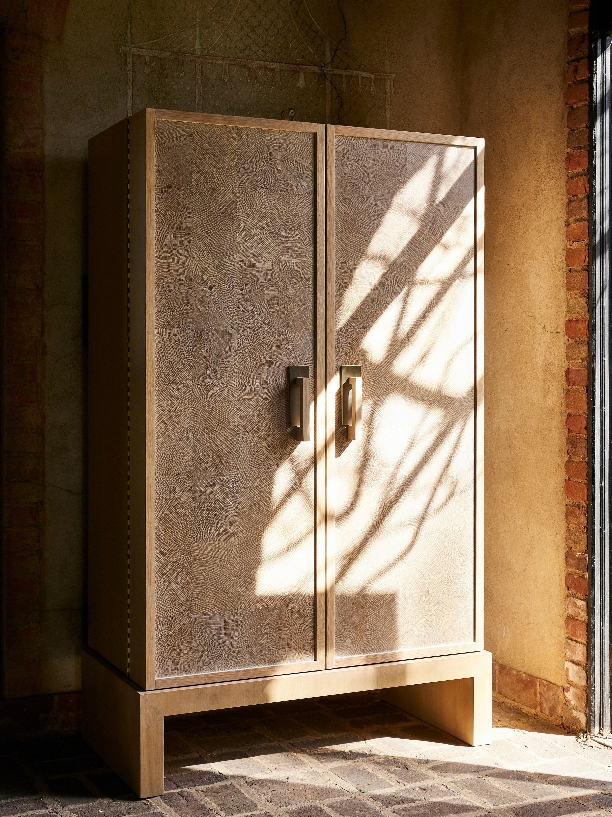 Ventana+Bar+Cabinet_Alfredo+Paredes+Studio_lifestyle+photo+closed.jpg