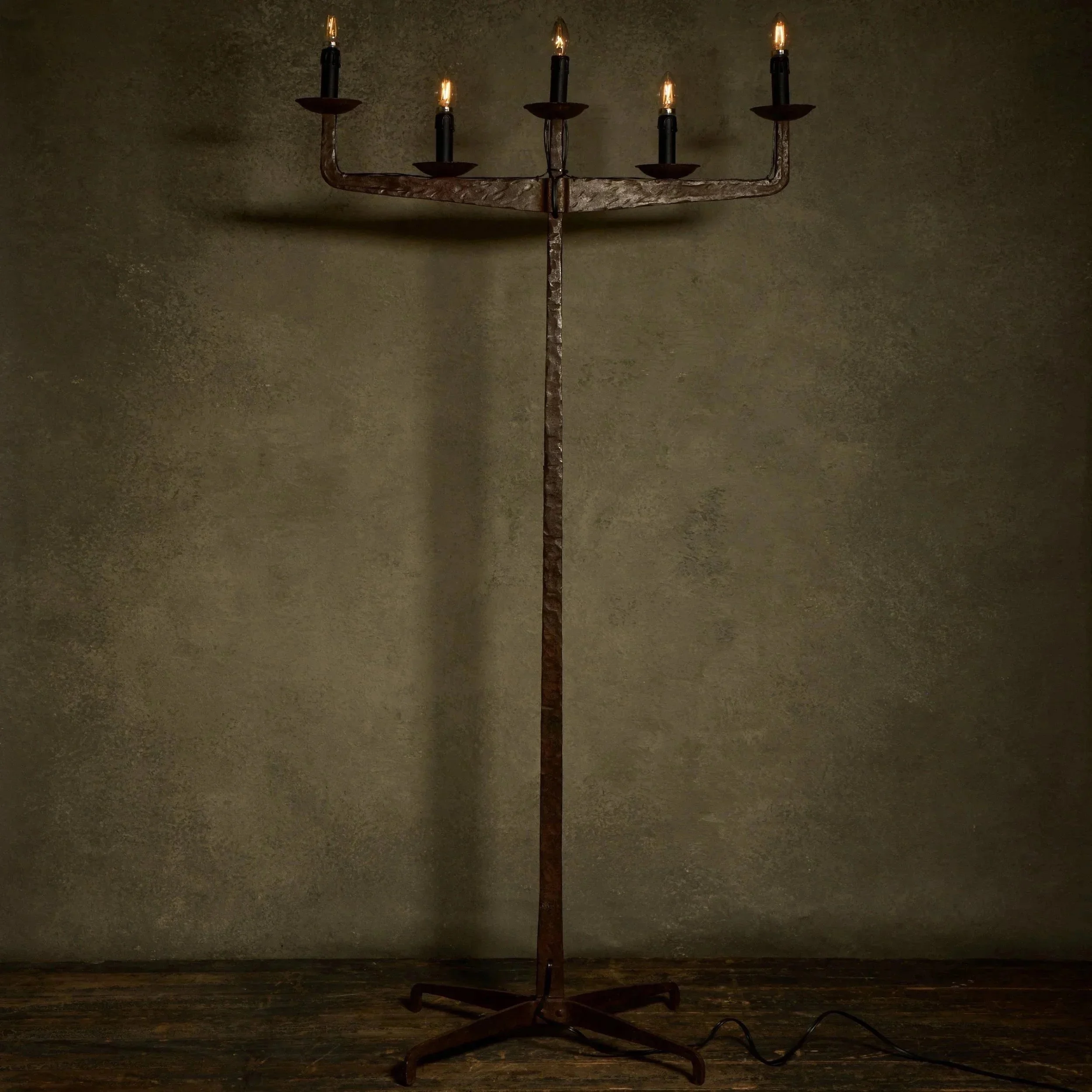 1062_D02_S12_0439_Iron_Floor_Lamp.jpg