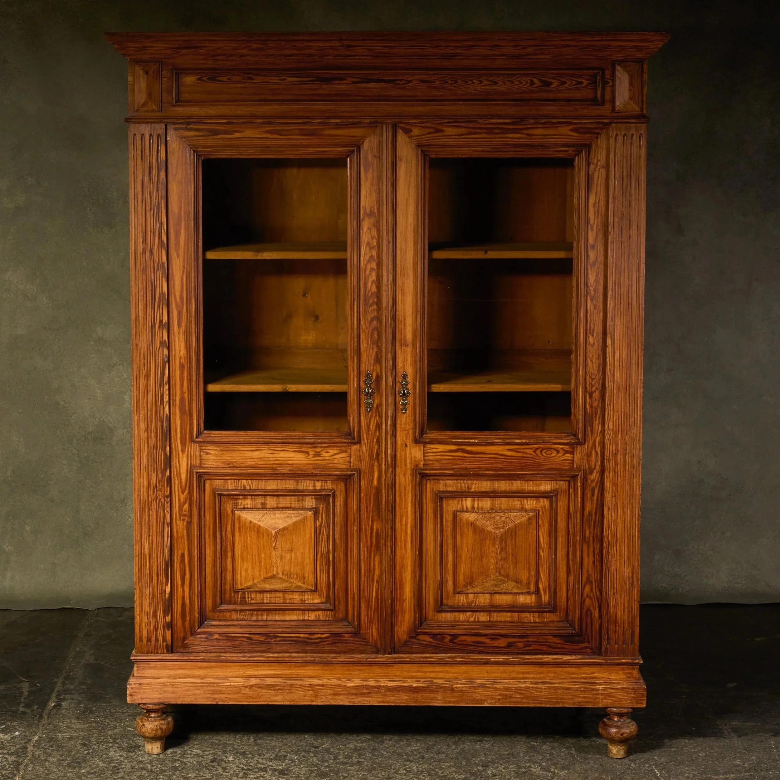 1061_S08_0190_Oak_Vitrine.jpg